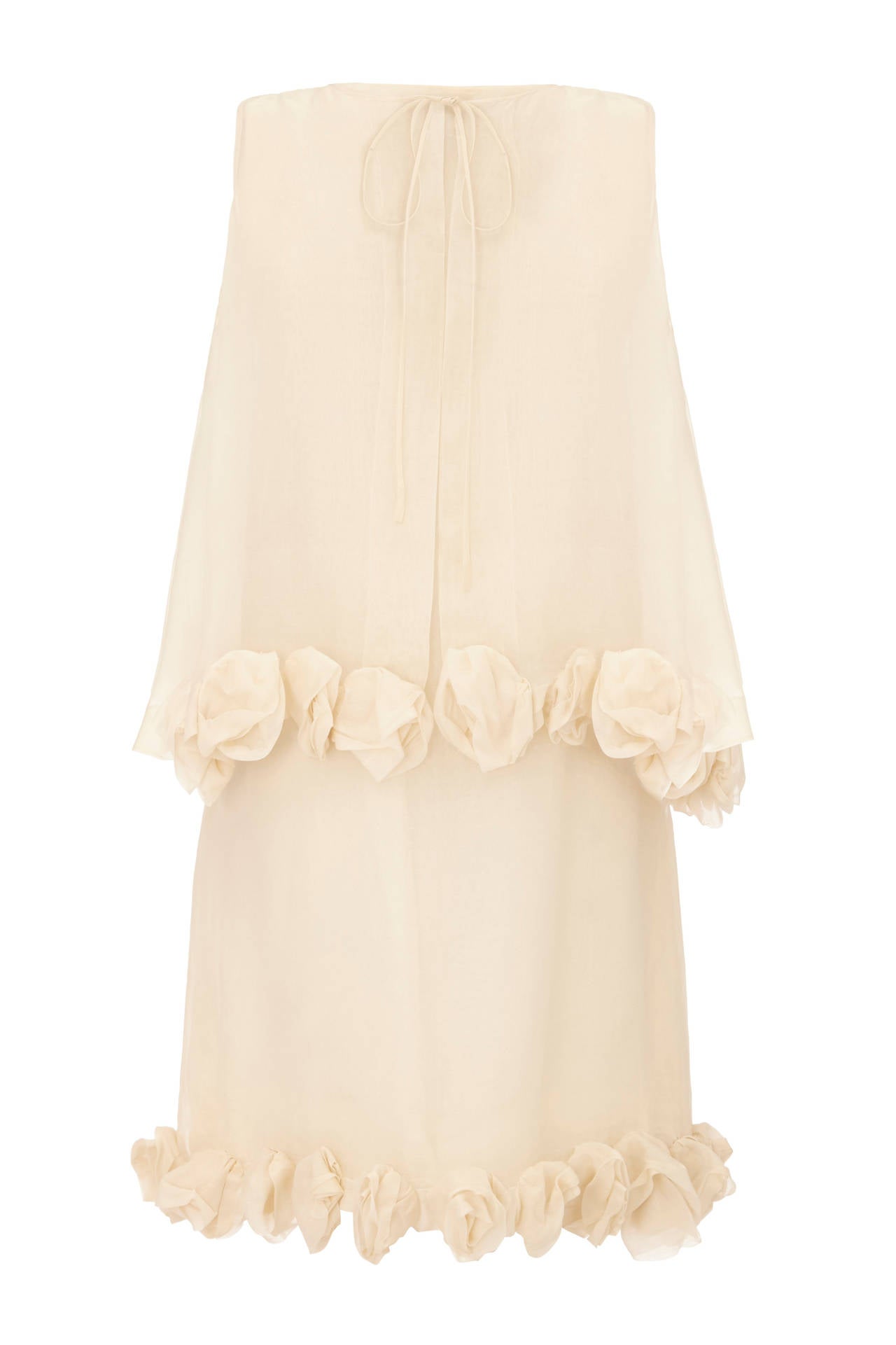 Aufsehenerregendes elfenbeinfarbenes Kleid aus Seidenorganza und ärmellose Jacke mit skulpturalen 3D-Organza-Rosen an den Säumen. Dieses Vintage-Stück von Christian Dior aus den 1960er Jahren ist ein Couture-Stück und würde ein fantastisches
