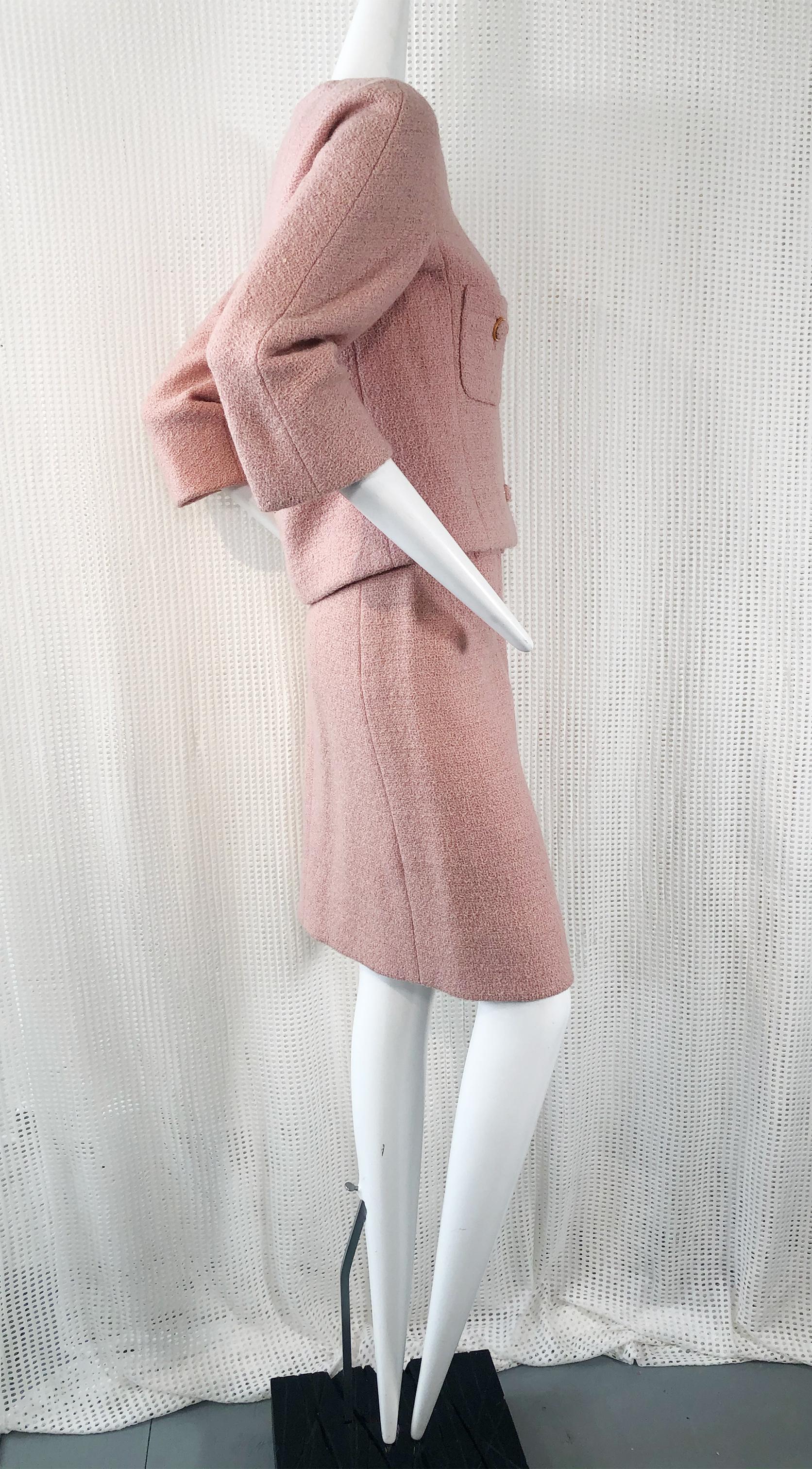 Christian Dior Frühjahrs-Minirock-Anzug aus Wolle Boucl in Altrosa, 1960er Jahre (Braun)