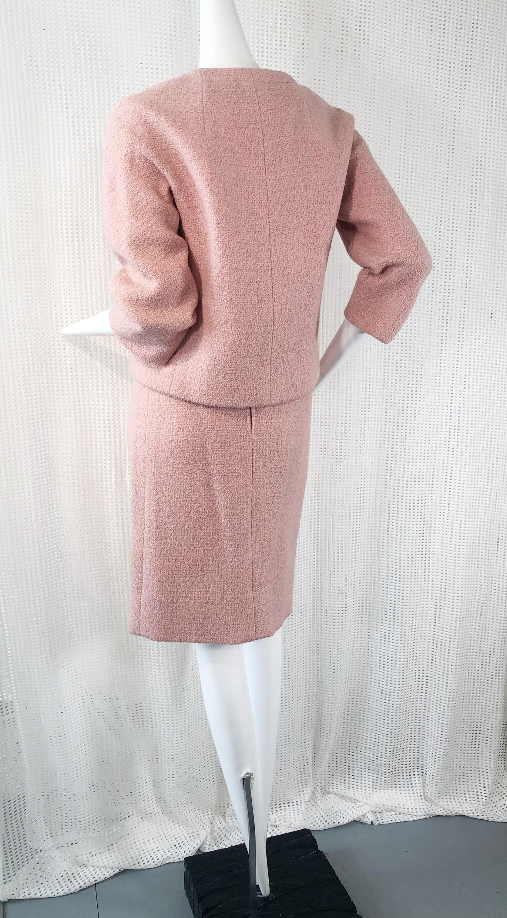 Christian Dior Frühjahrs-Minirock-Anzug aus Wolle Boucl in Altrosa, 1960er Jahre im Zustand „Gut“ in Gresham, OR