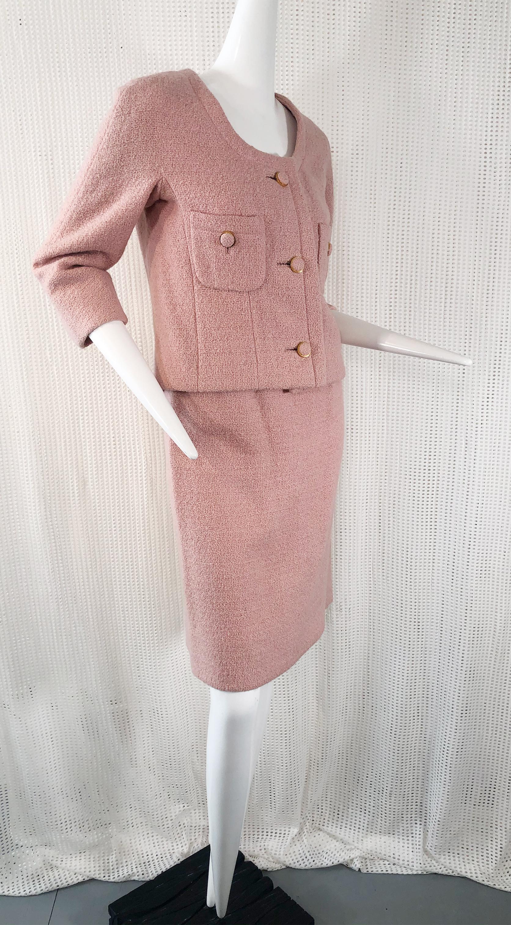 Christian Dior Frühjahrs-Minirock-Anzug aus Wolle Boucl in Altrosa, 1960er Jahre Damen