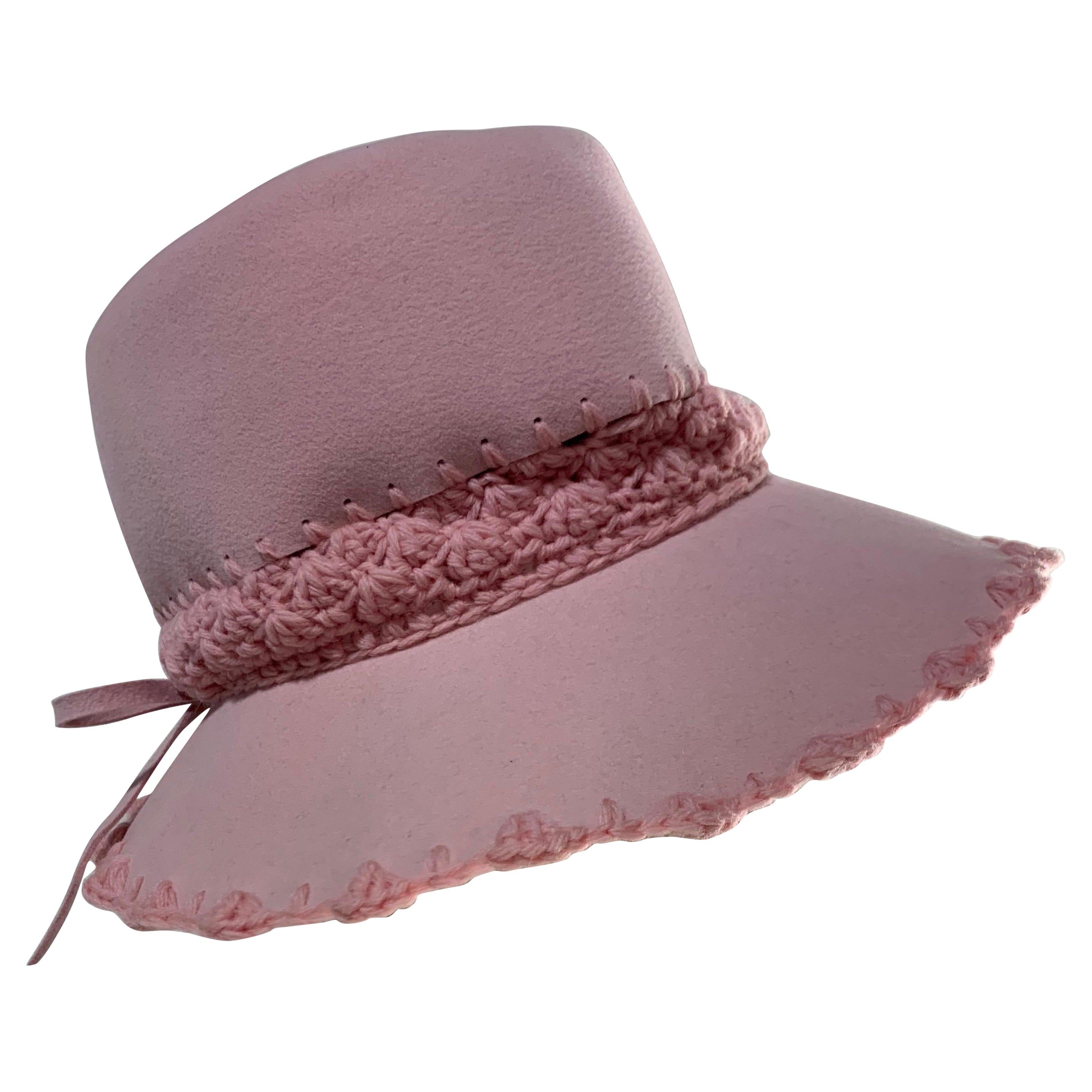 1960er Christian Dior Hübsche Frühlings-Fedora aus blassrosa Filz mit gehäkelten Details