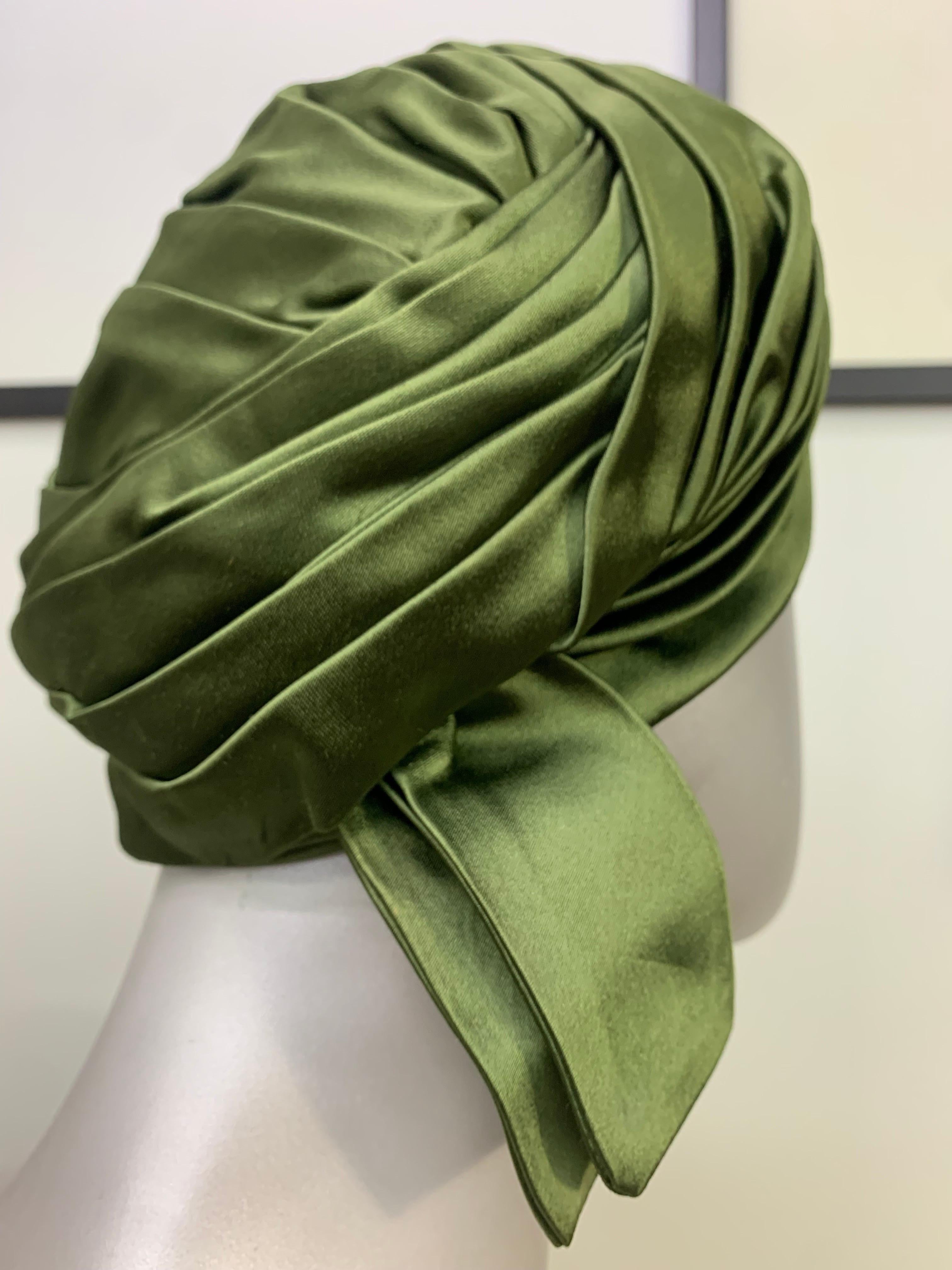 1960er Christian Dior Salbeigrüner Satin-Turban-Hut mit schlanken Ärmeln (Grau) im Angebot