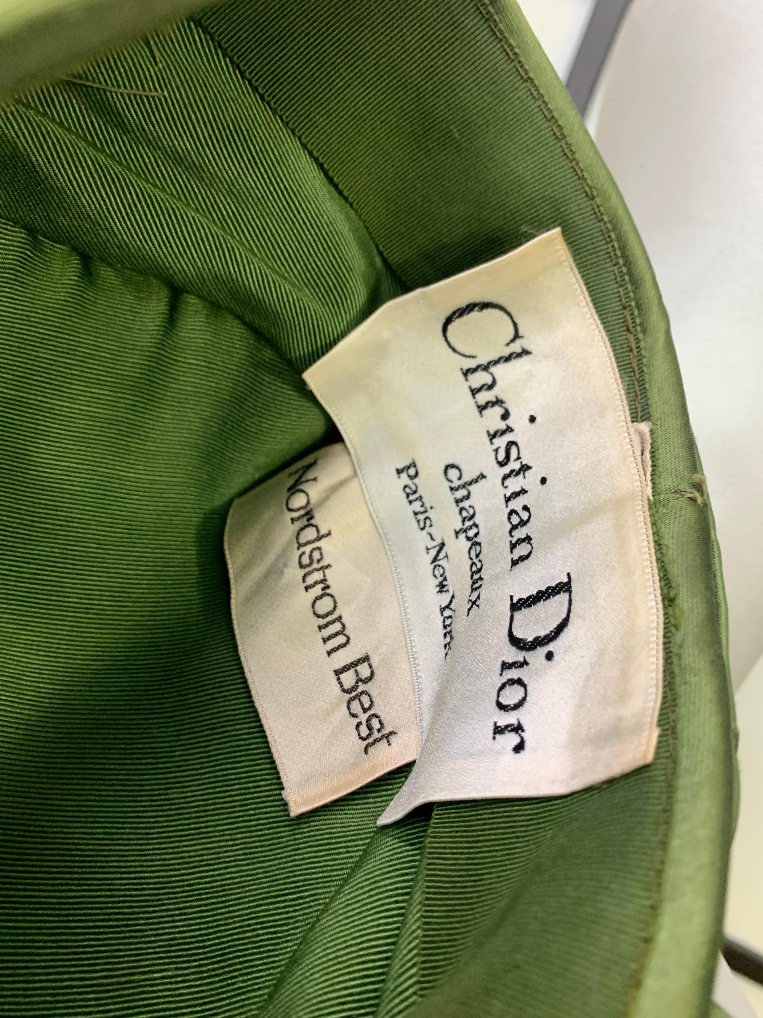 1960er Christian Dior Salbeigrüner Satin-Turban-Hut mit schlanken Ärmeln im Zustand „Hervorragend“ im Angebot in Gresham, OR