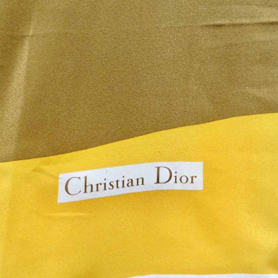 Luxuriöser Vintage-Schal von Christian Dior in der schönsten warmen, neutralen Farbpalette der 1960er Jahre. Eine moderne, an Glitch erinnernde Grafik wird auf 100 % Seide gedruckt und mit einer braunen Bordüre und dem Dior-Logo am unteren Rand