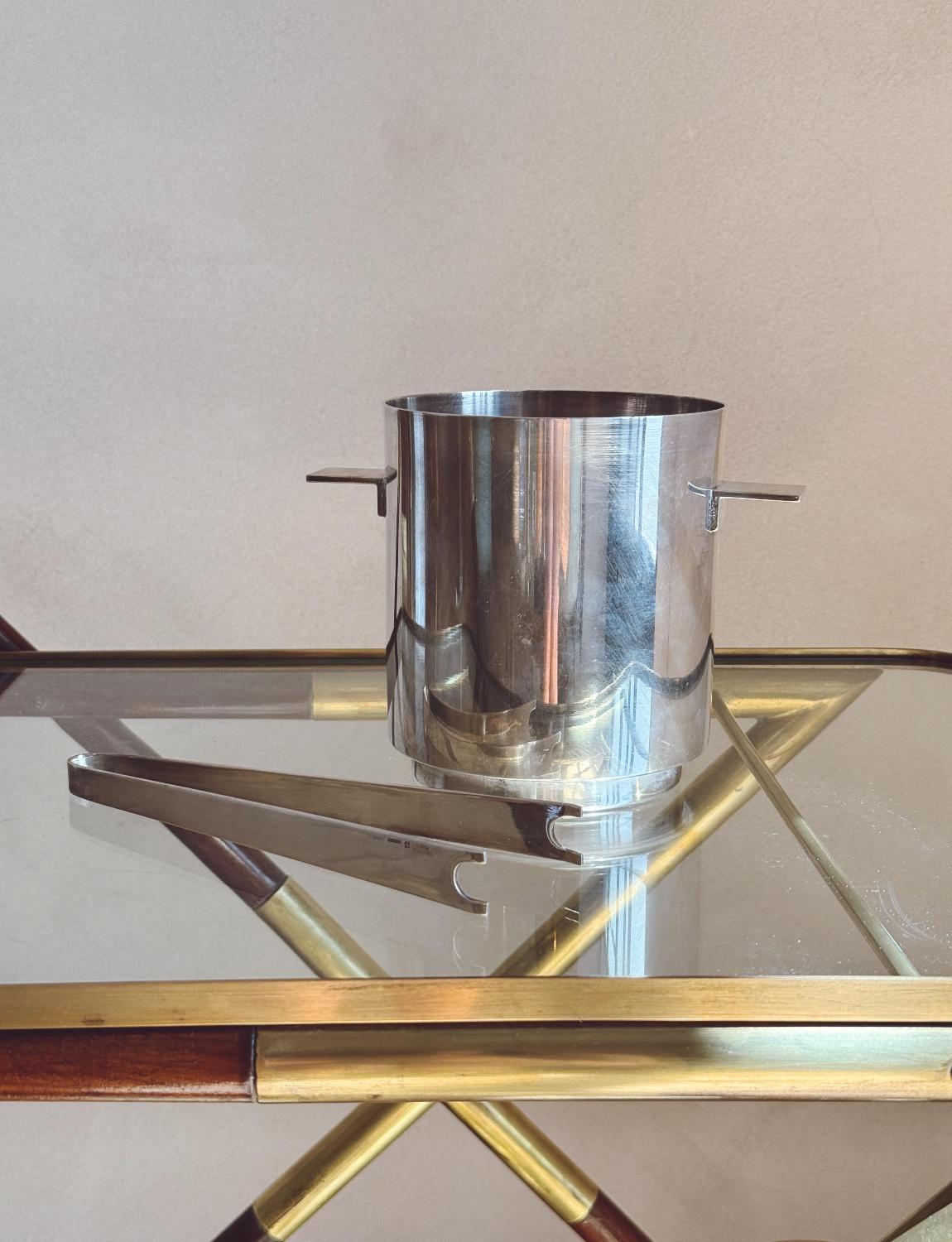 Dieser klassisch gestaltete versilberte Eiskübel wurde in den 1960er Jahren von der Silberschmiede Christofle für das italienische Designhaus Lino Sabattini hergestellt und ist in sehr gutem Zustand. Sie wird mit der Originalzange geliefert, die