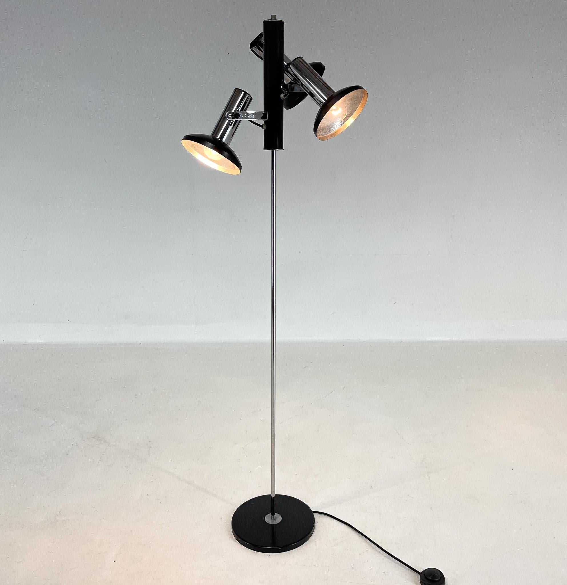 1960''s Chrom 3 Spot Stehlampe, Italien (Moderne der Mitte des Jahrhunderts) im Angebot
