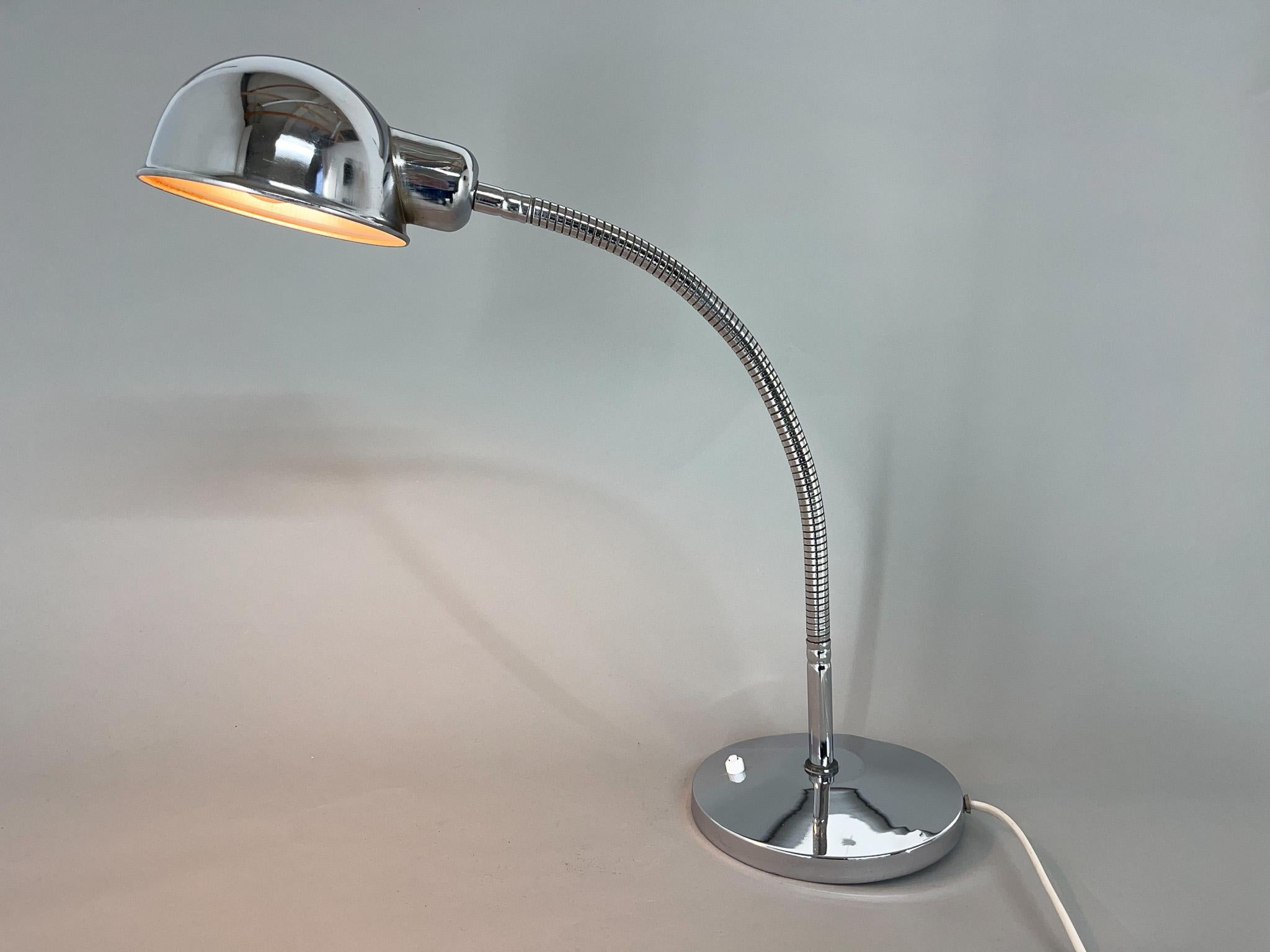 All-chrome table lamp, that is adjustable in all directions. New wiring, new switch. Bulb: 1 x E 25-27.