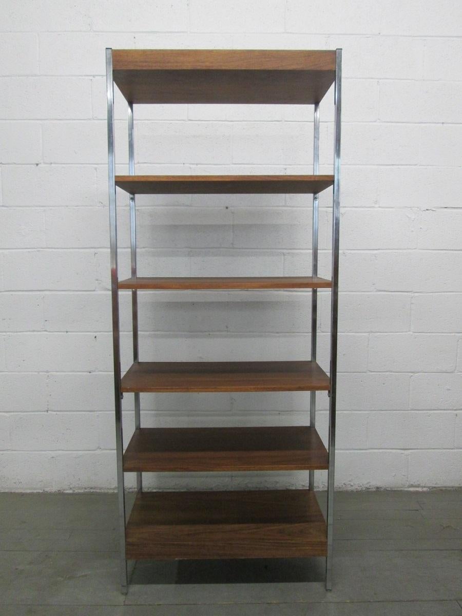 Mid-Century moderno Ètagerè in cromo e noce del 1960 in vendita