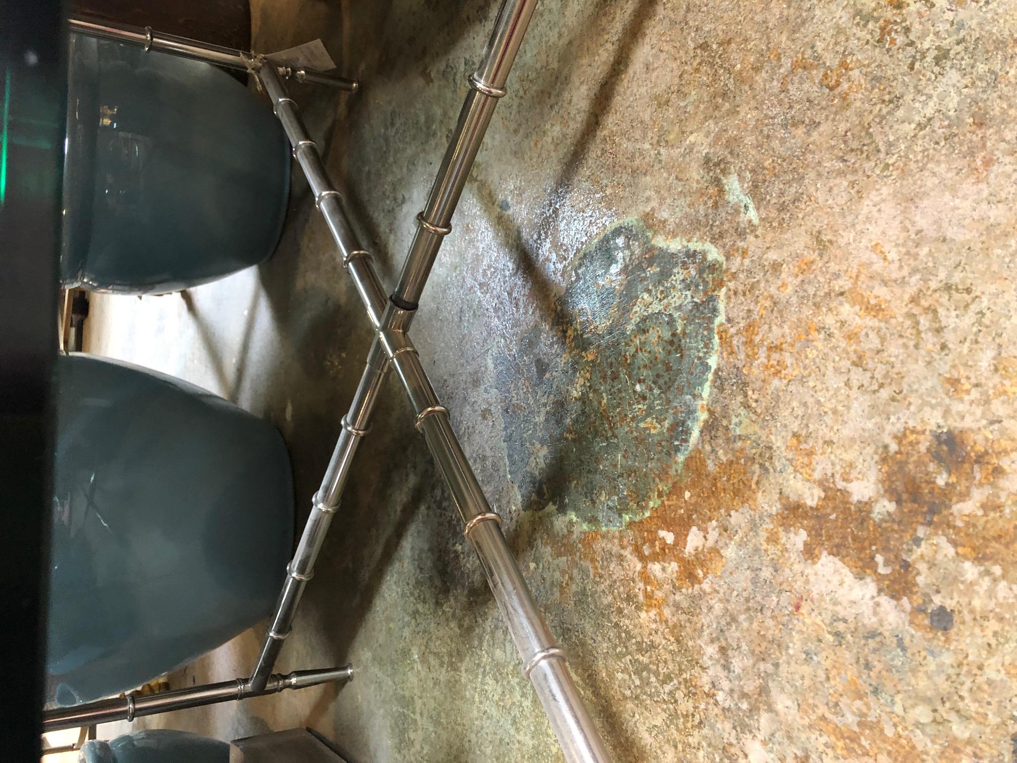 Tavolo con piano in vetro in bambù cromato del 1960 in vendita 1