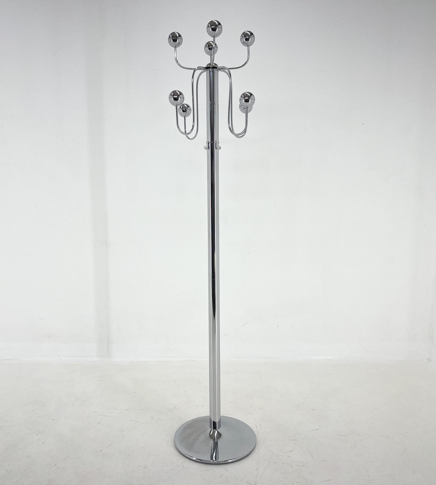 Multi-armed vintage Italian chrome coat hanger from the 1960's. Very good vintage condition.