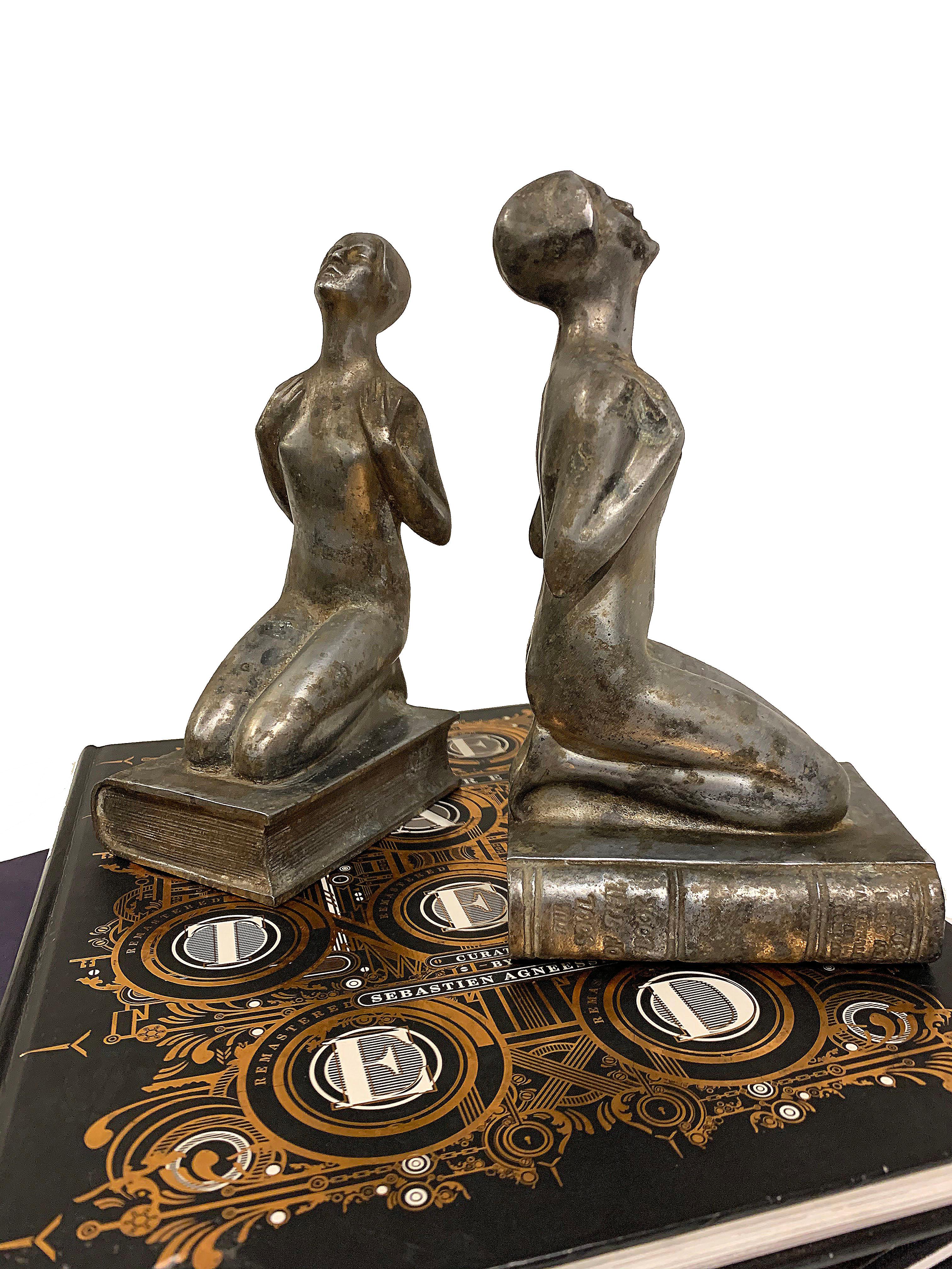 Verchromte weibliche Buchstützen aus dem Jahr 1925, „Die Seele des Buches“ von Arturo Levi im Angebot 7