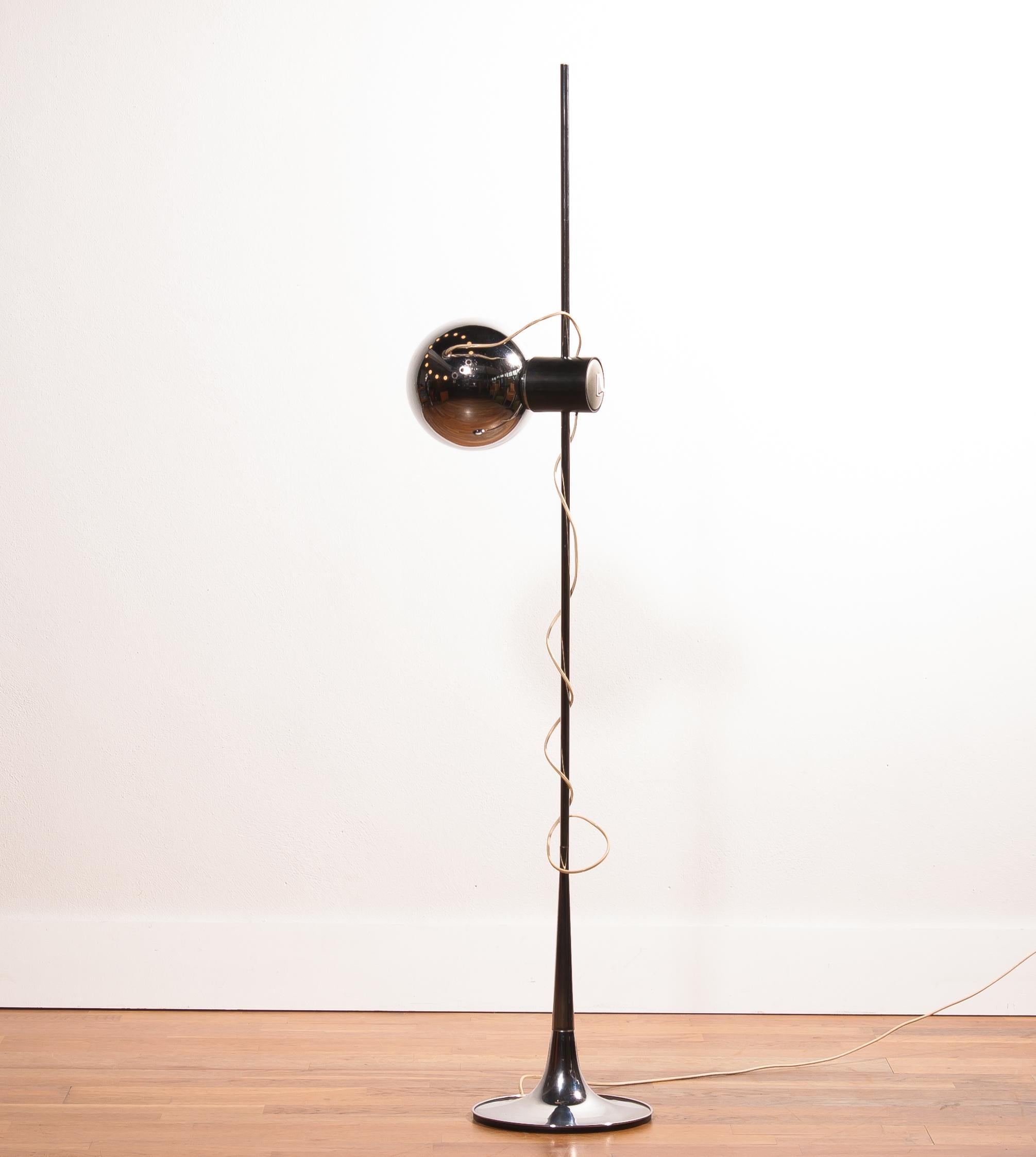 Beautiful floor lamp designed by Reggiani Lampadari, Italy.
The lampshade slide up and down the stem.
It can be rotated in any position by a magnet system, so it is very multifunctional.
The stand has a beautiful design.
Period