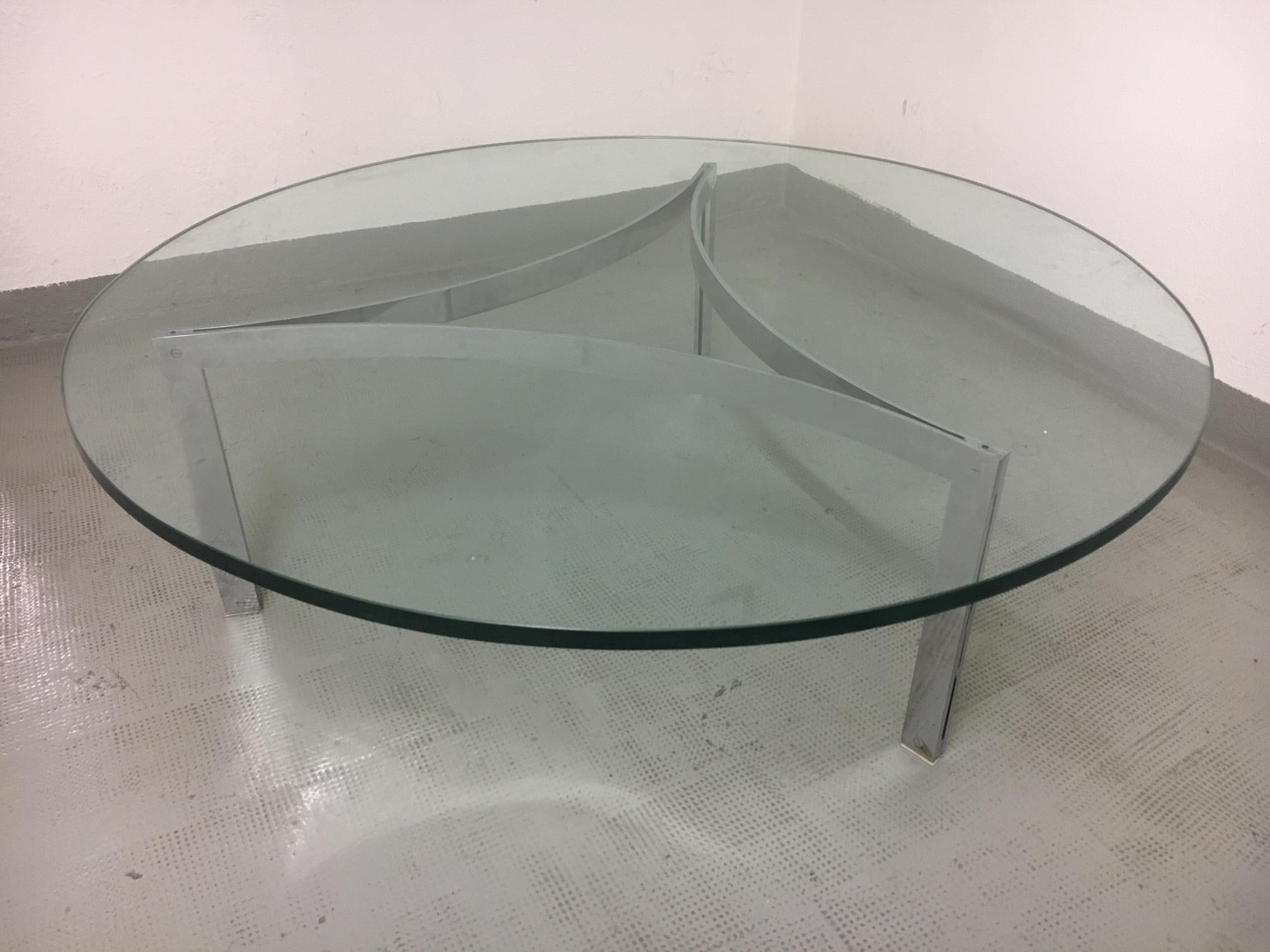 Chromed steel and thick glass coffee table attributed to Preben Fabricius and Jorgen Kastholm, Denmark circa 1960s.
Measures: 120 cm diameter, 40 cm high.