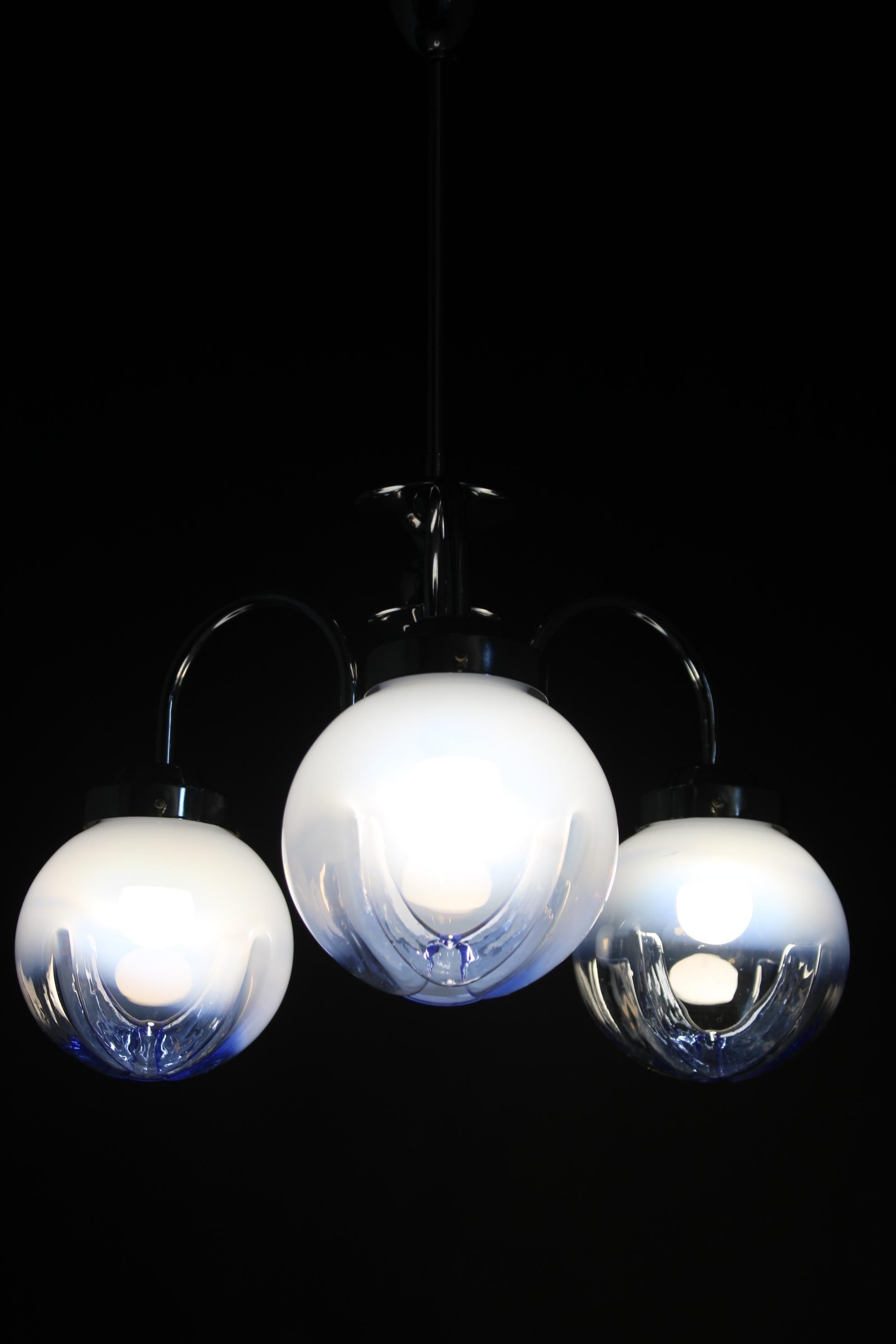 Lustre des années 1960 avec verre de Murano en vente 2
