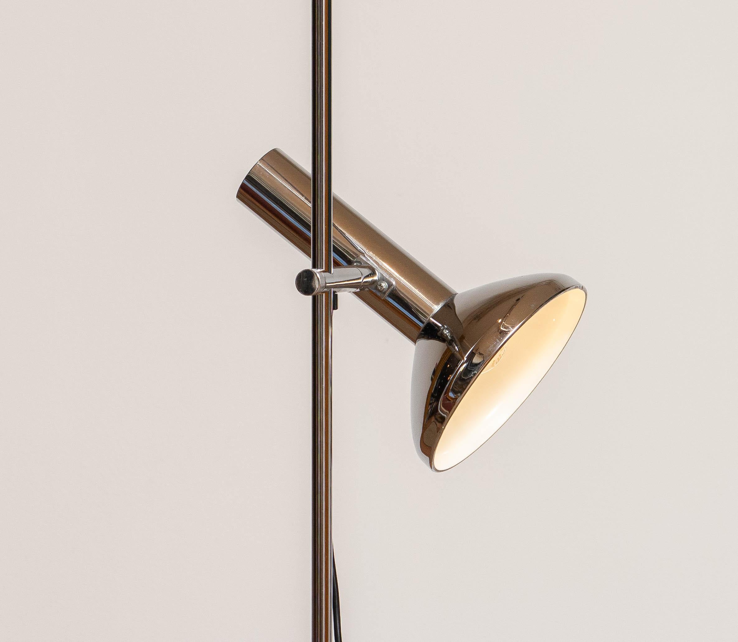 Adjustable in all directions chromed metal minimalist floor lamp designed by the Dutch Erwi by Philips and manufactured by Koch & Lowy. Consists one screw fitting size E26 / 27 for 110 as wel as 230 volts.
Technically 100% and in overall very good