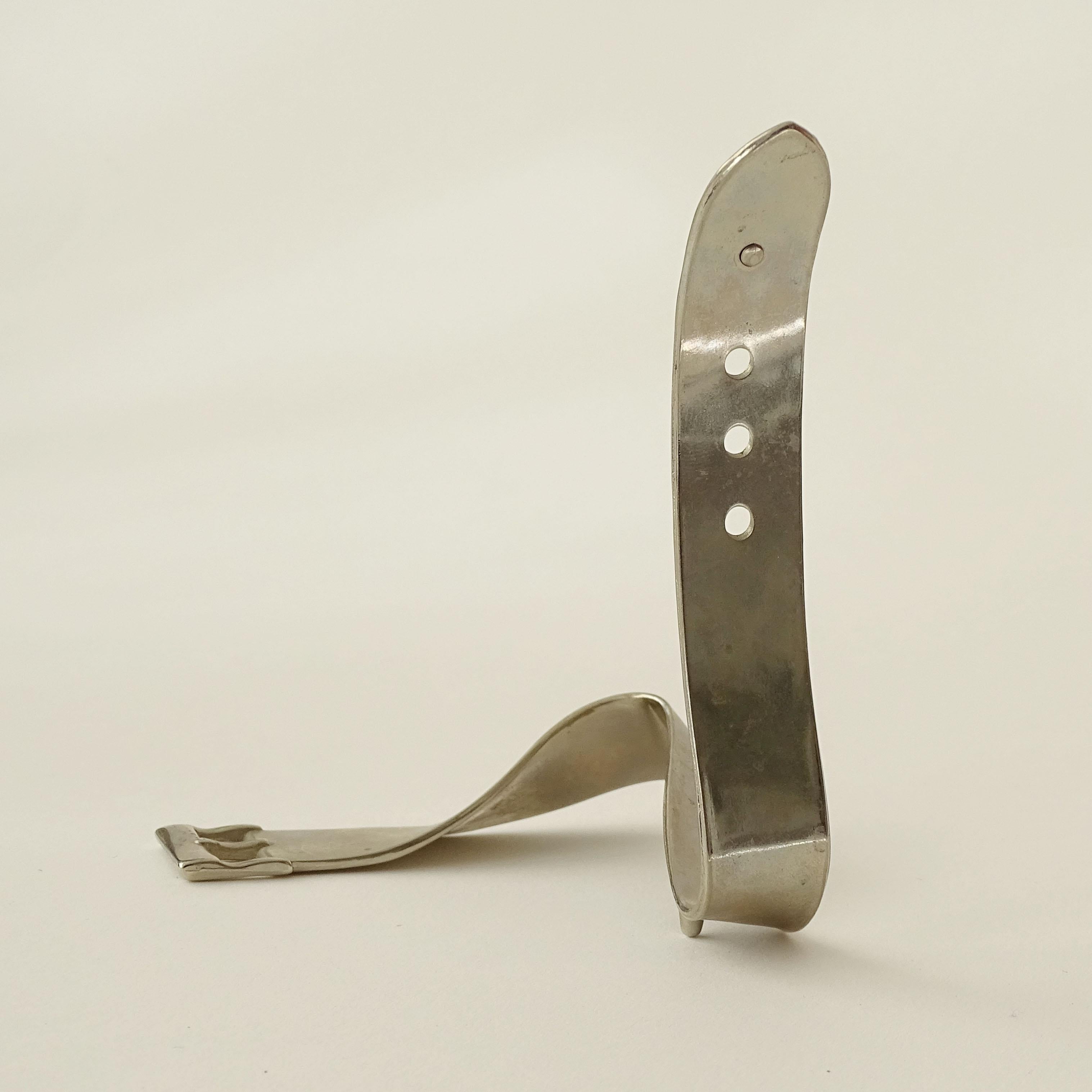 Mid-Century Modern 1960s Chrome Sculptural Wristband Shaped Pocket Watch Stand en vente
