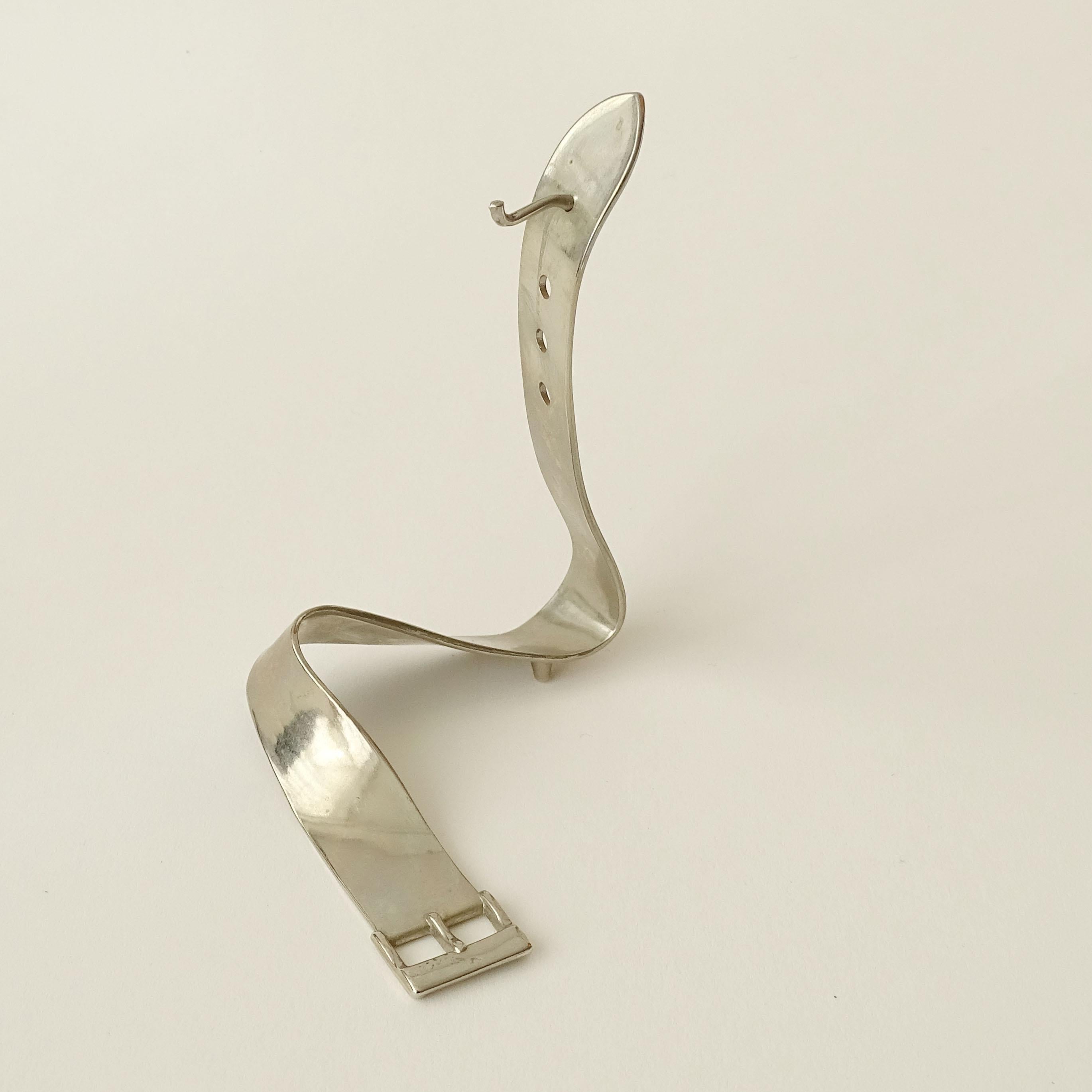 1960s Chrome Sculptural Wristband Shaped Pocket Watch Stand Excellent état - En vente à Milan, IT