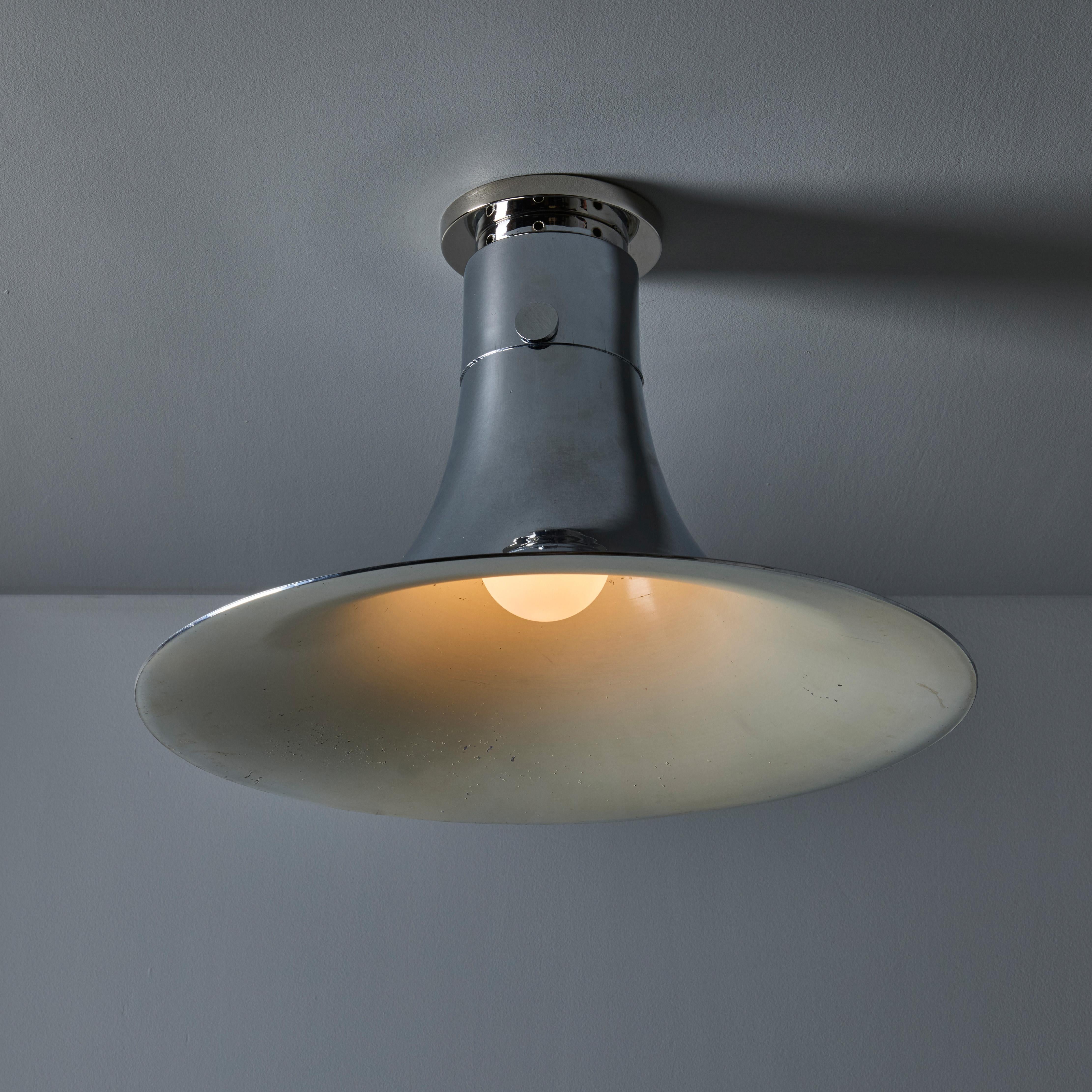Lampada da soffitto cromata 'Tromba' degli anni '60 attribuita a Franco Albini per Sirrah

Eseguito con interni in metallo cromato e verniciato bianco con una forma scultorea caratteristica dei lavori più raffinati dell'epoca, in uno stile che