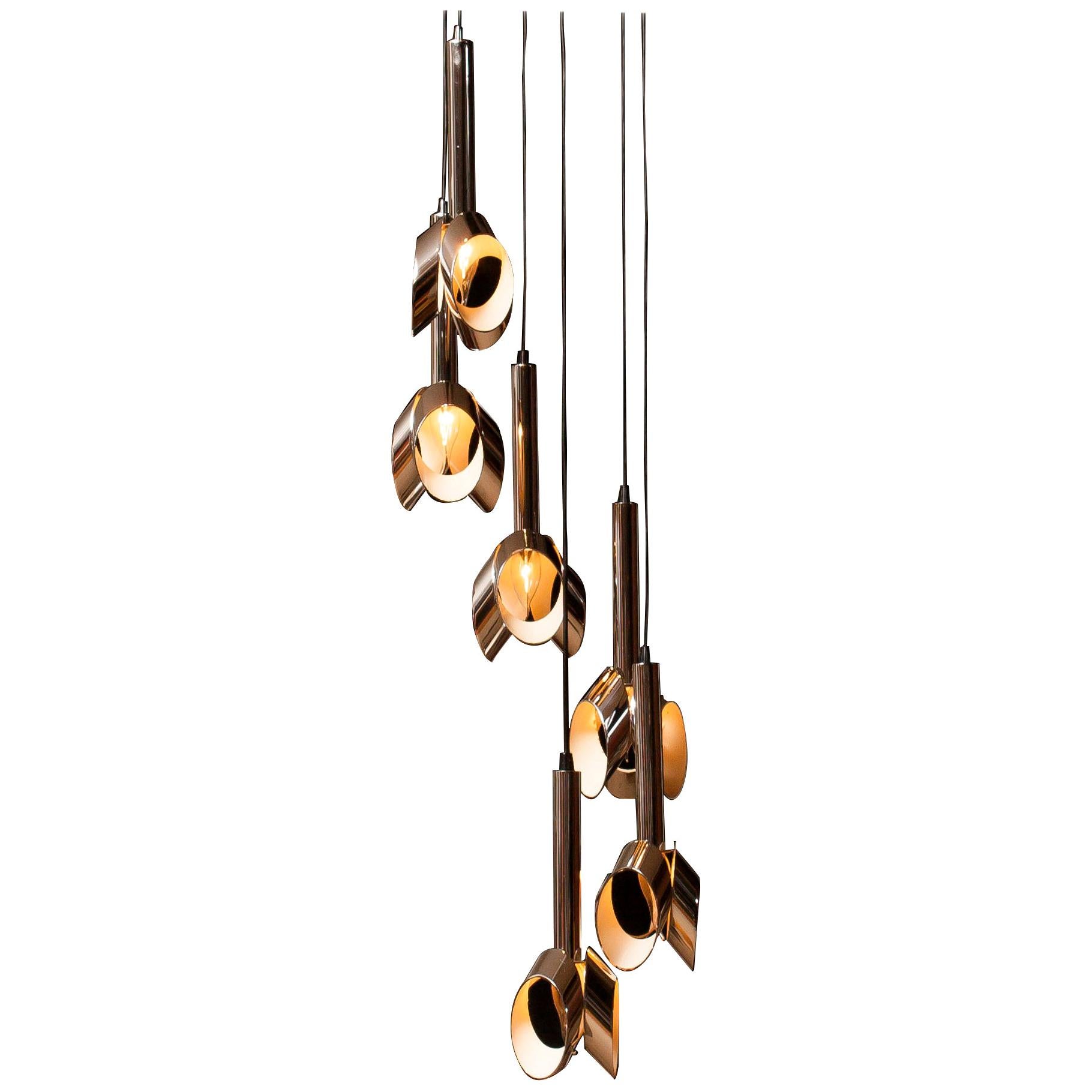 Beautiful ceiling lamp or chandelier by RAAK, Amsterdam.
This lamp consists of six chromed, with white lacquered details, pendants who are adjustable in height.
Period: 1960s.
Dimensions: H 135 cm, Ø 35 cm.

     