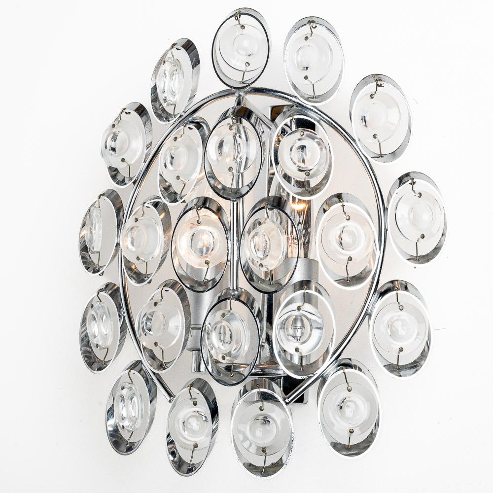 Wunderschön geformte Stahlringe, die jeweils einen runden gläsernen Charme mit Relief enthalten, der das Licht auf unterschiedliche Weise einfängt.