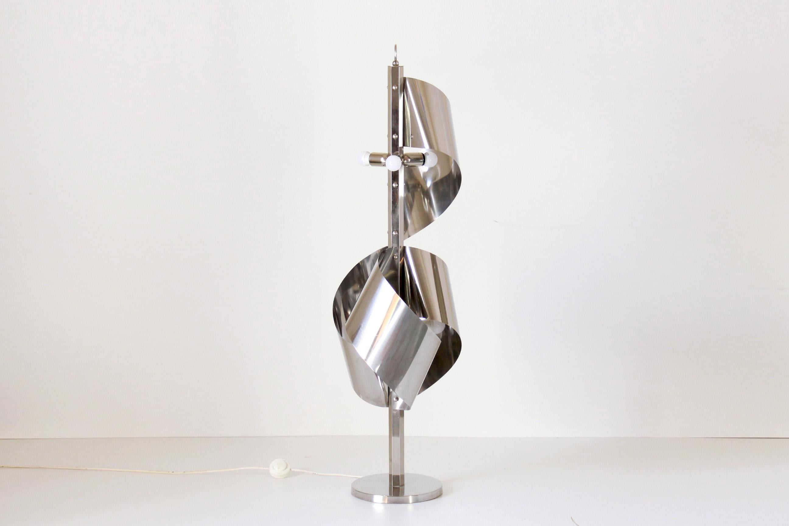 A 1960s vintage floor lamp in chromed iron. Reggiani lamp manufacturer, Italian design lamps form the 1950s-1970s. In very good conditions with only some sign of time on the structure.

