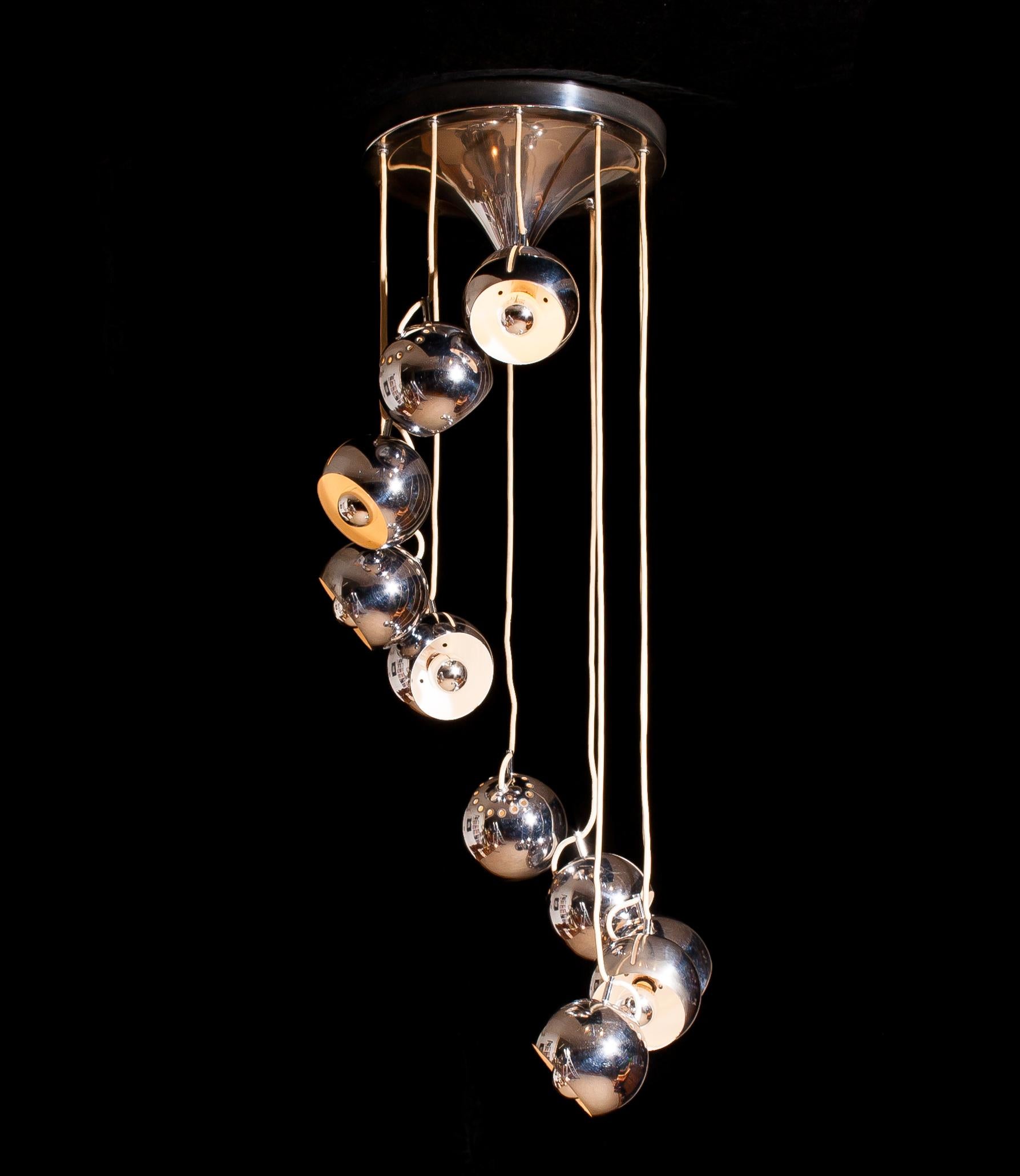 Impressive waterfall chandelier by Lampadari Reggiani with ten adjustable chromed globes hanging on a chromed trumpet chapel dish ø 32 cm.
All in perfect condition.
Period 1960s.
The ø of the globes is 12 cm.
We offer a free service to re-cable