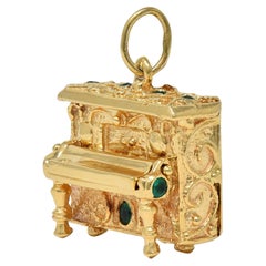 1960's Chrysoprase 14 Karat Yellow Gold Vintage Filigree Piano Pendant Charm