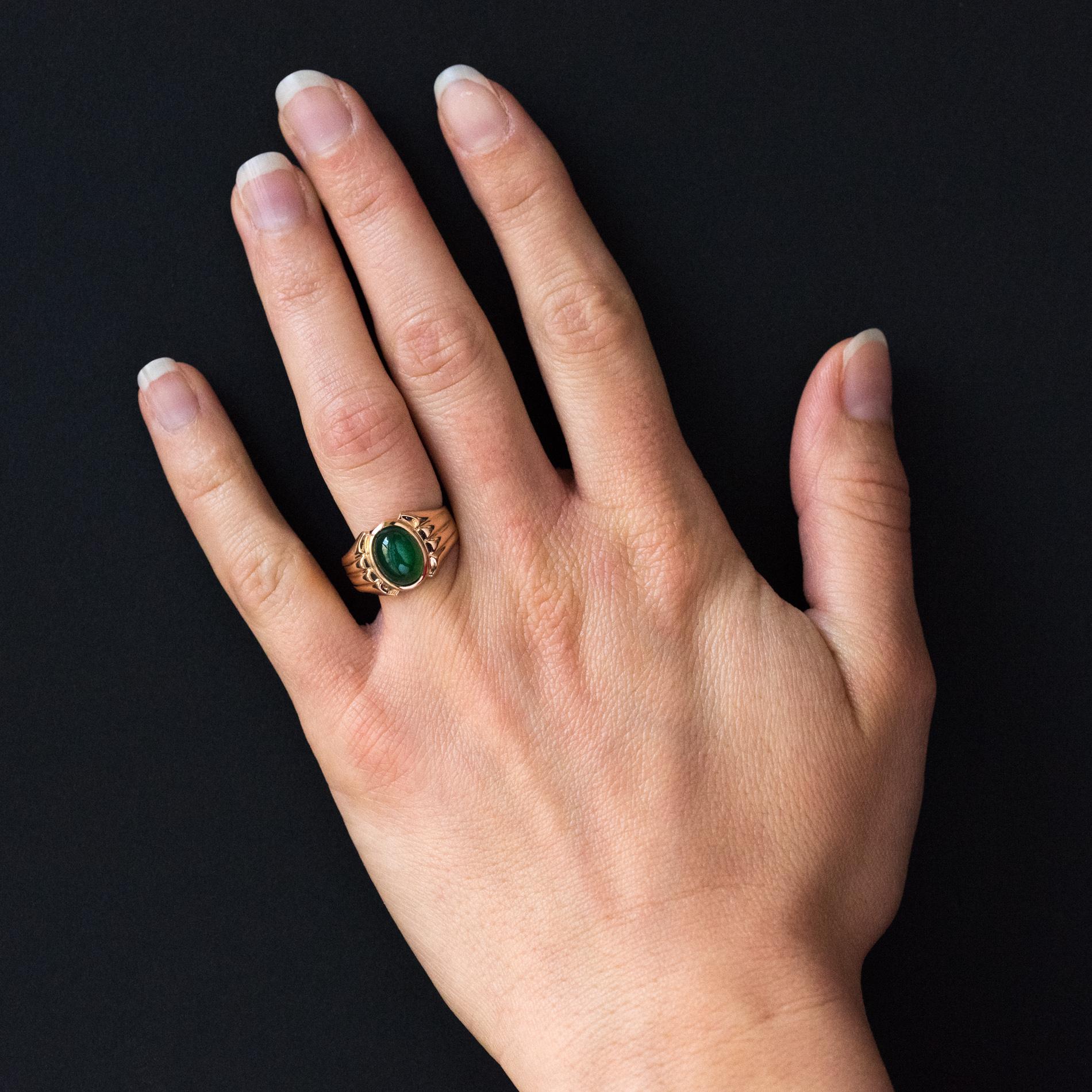 Ring in 18 karats yellow gold, eagle's head hallmark.
This beautiful lady's signet ring is set on its top of an oval cabochon Chrysoprase. On both sides, gadroons give the start of the ring.
Total weight of chysoprase: approximately 2.05
