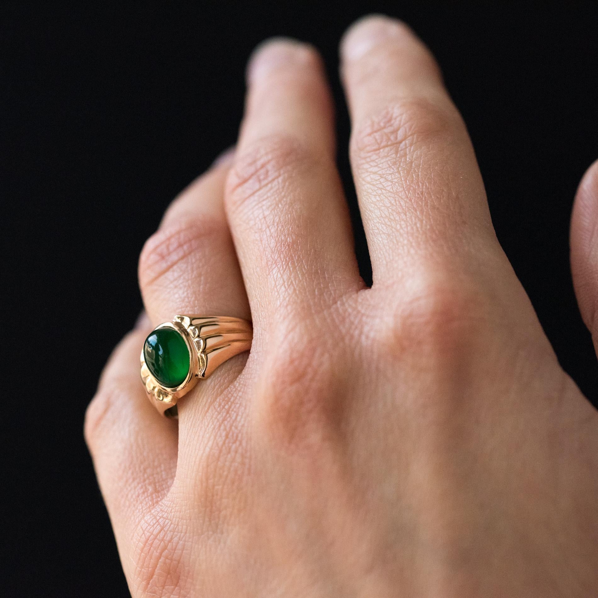 1960s Chrysoprase 18 Karat Yellow Gold Signet Ring In Excellent Condition In Poitiers, FR