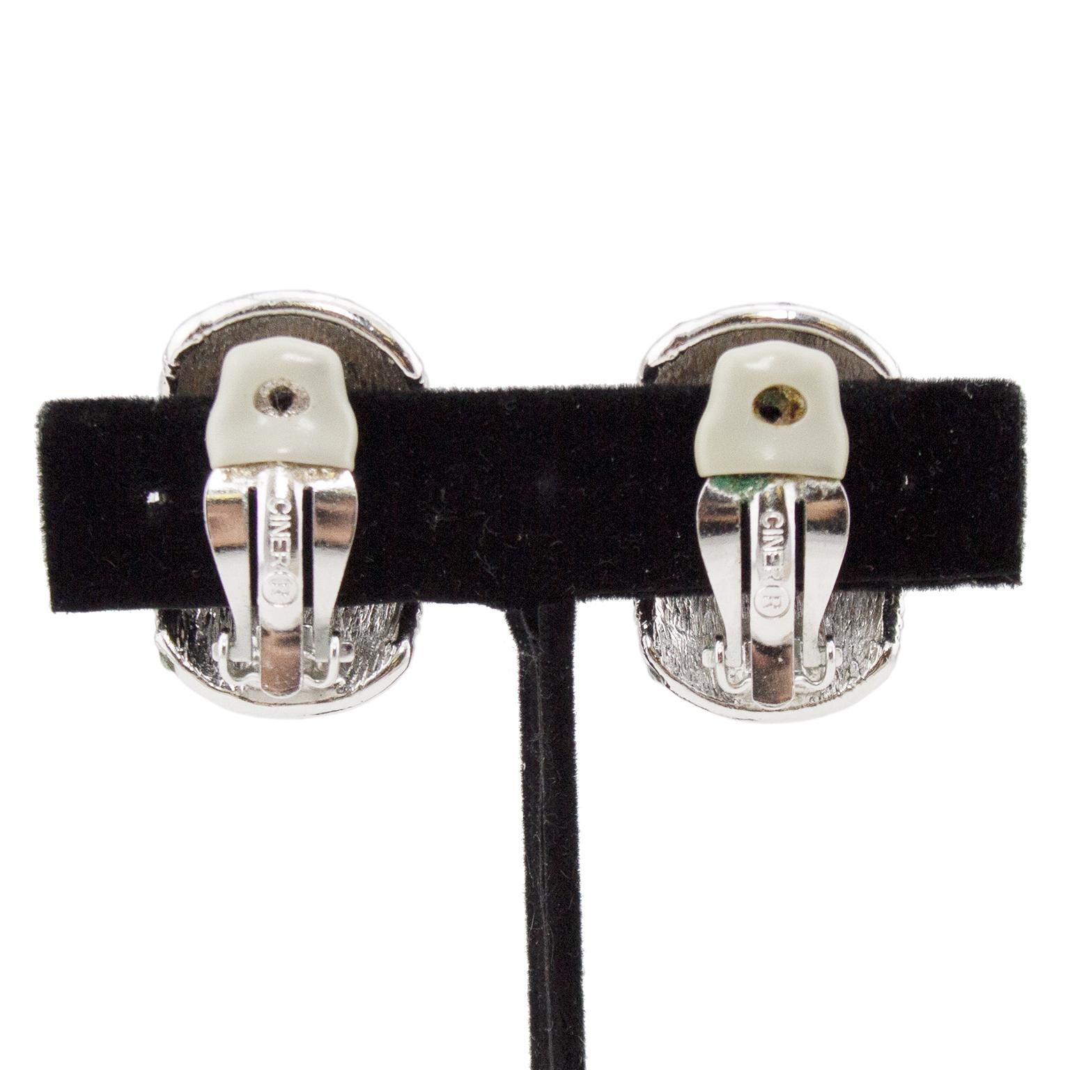 Boucles d'oreilles à clip en pierre de Rhin Pavée Ciner des années 1960 Pour femmes en vente