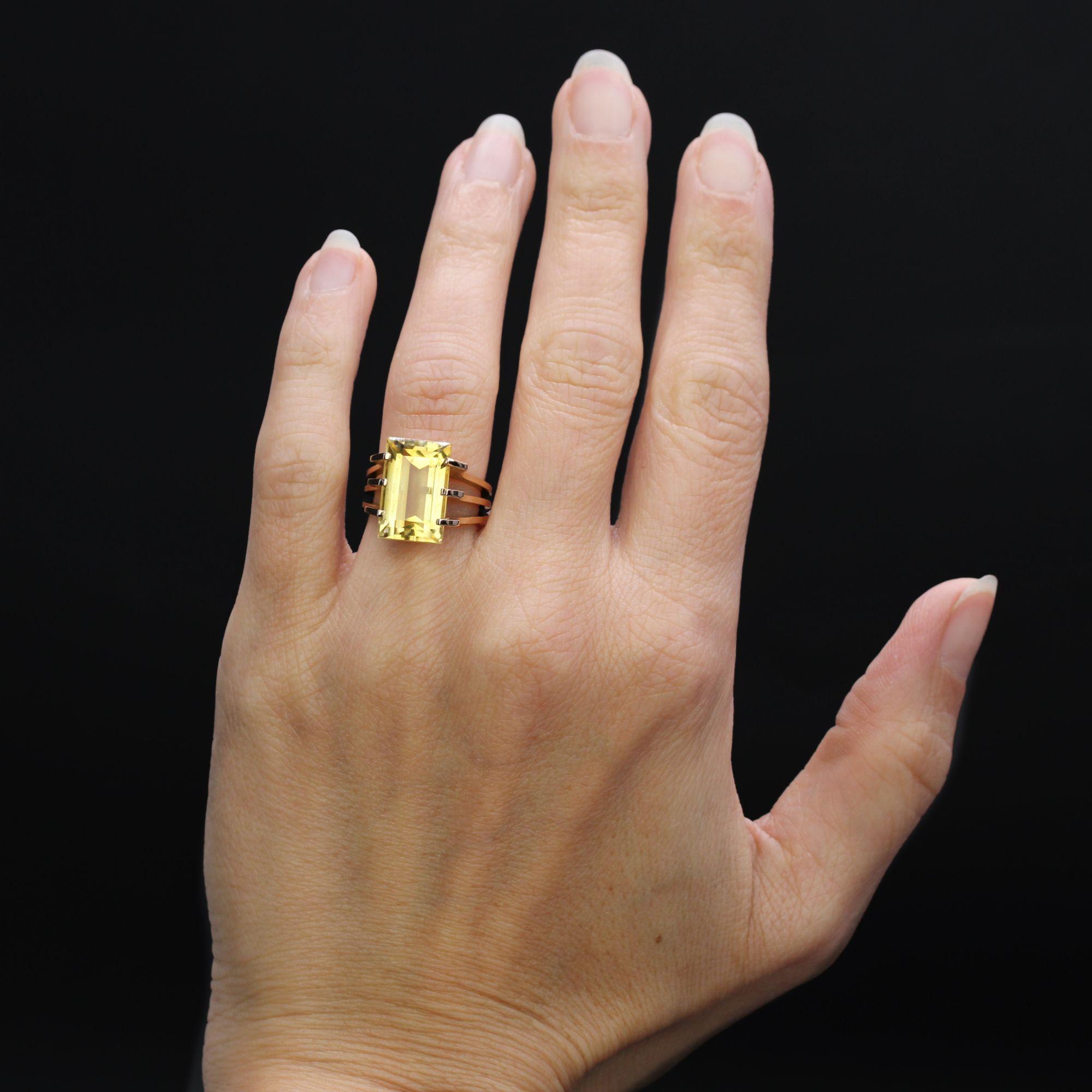 Ring aus 18 Karat Roségold.
Vintage Ring, dessen Fassung aus drei flachen Golddrähten besteht, die oben in zwei Reihen von drei Krallen enden, die einen rechteckigen Citrin im Stufenschliff halten.
Gewicht des Zitrins: ca. 6 Karat.
Höhe: ca. 13,7