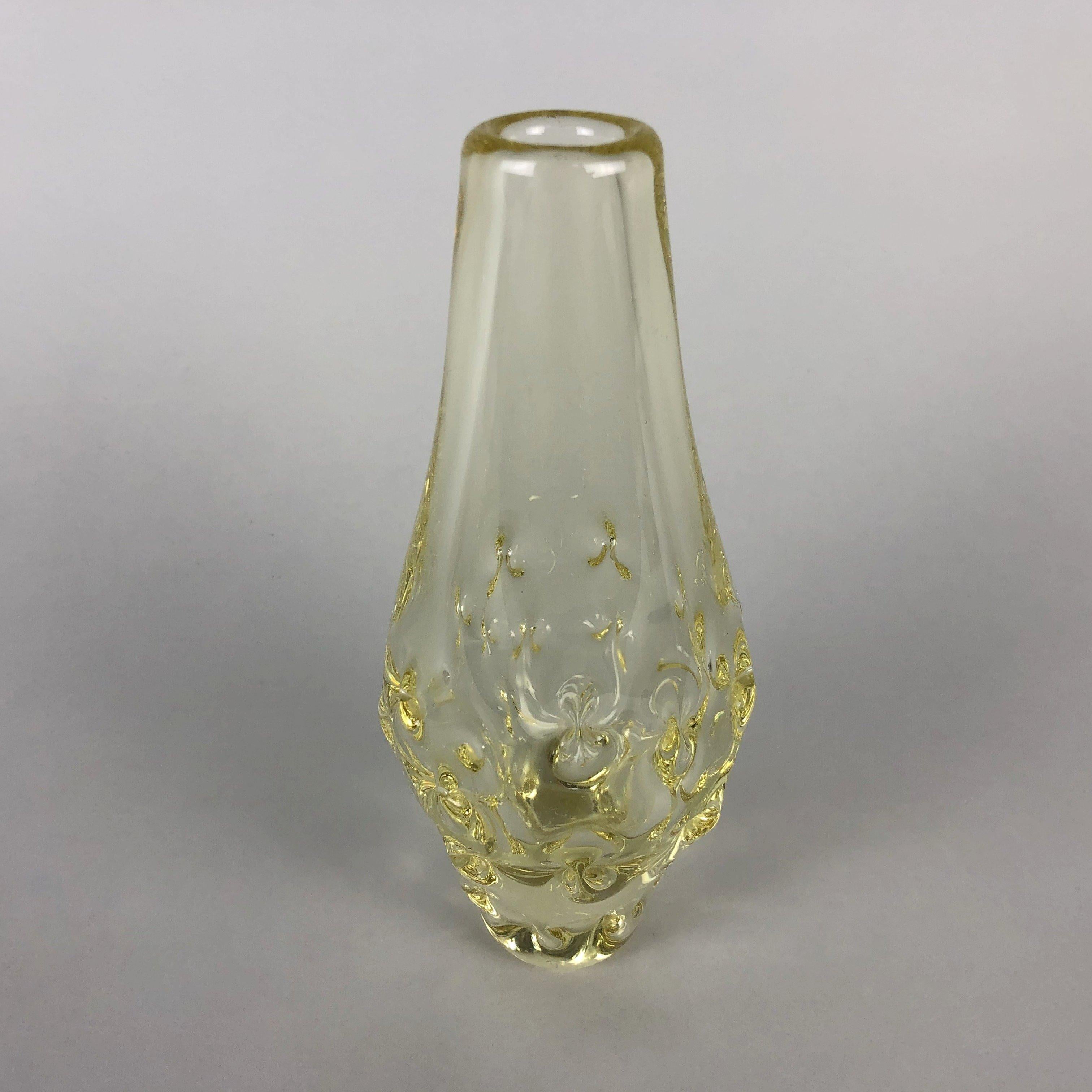 Vase aus gelbem/zitrinfarbenem Glas, mit 