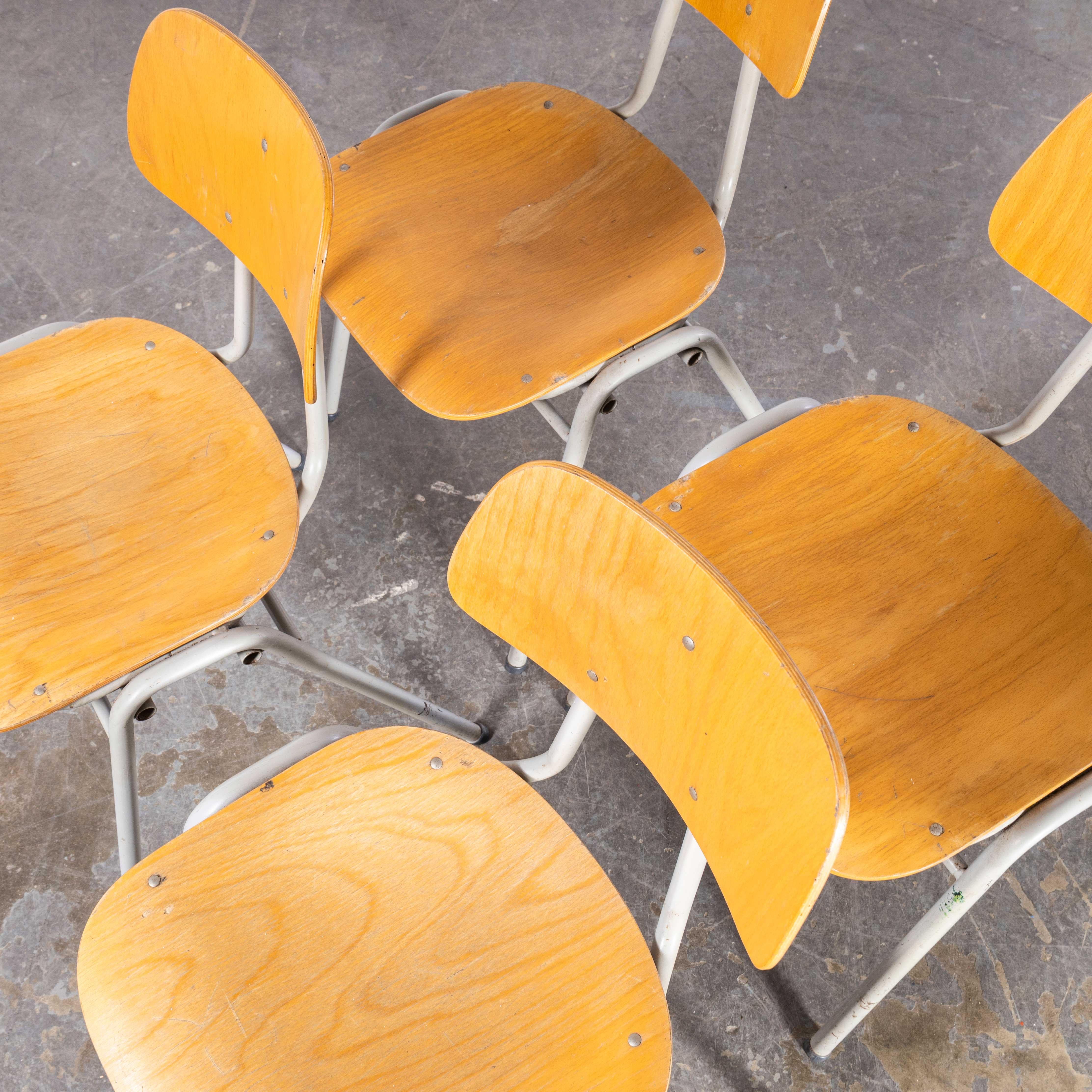 Sedie da pranzo classiche universitarie olandesi degli anni '60 - Set di quattro sedie in vendita 1