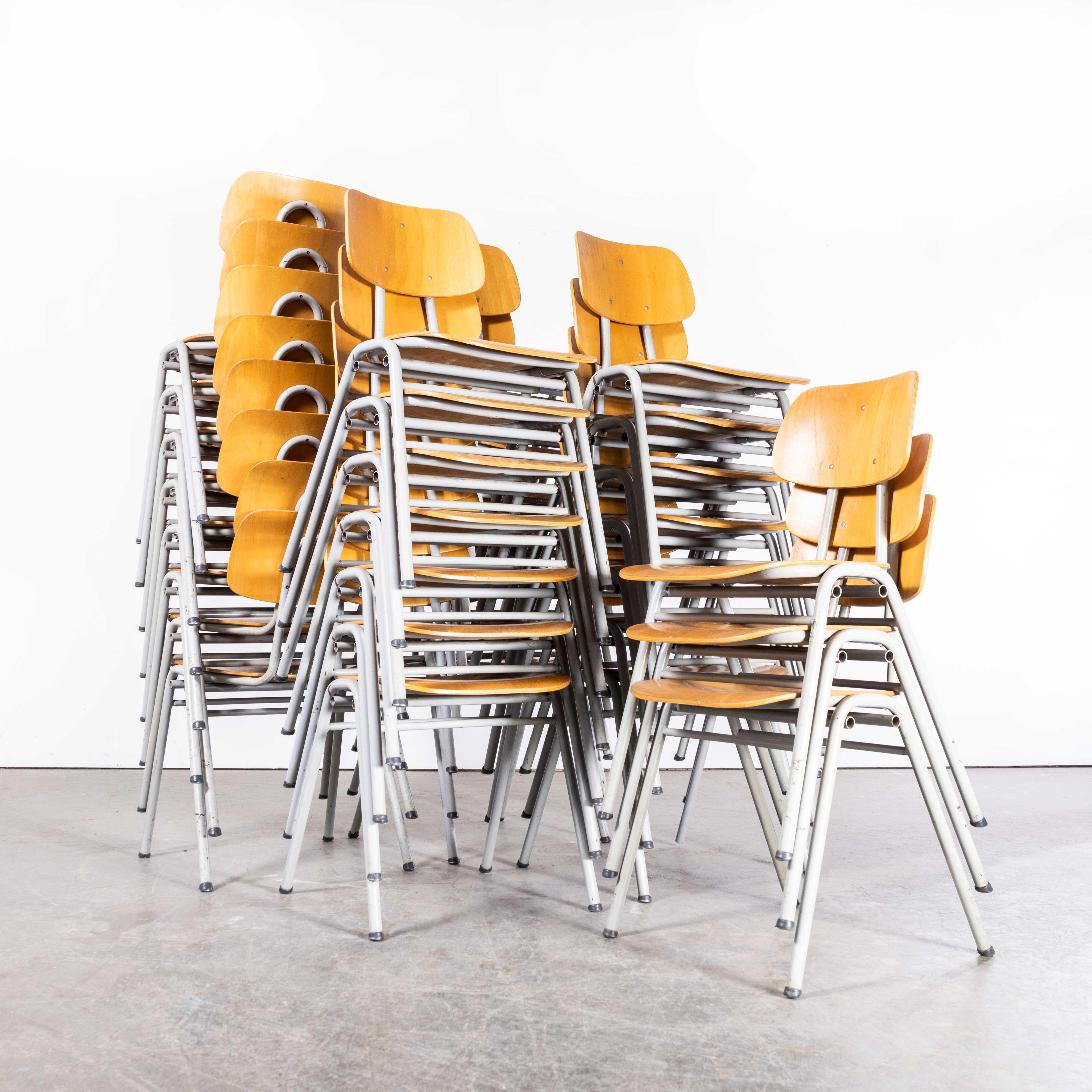 1960's Classic Dutch University Dining Chairs - Verschiedene Mengen verfügbar
1960's Classic Dutch University Dining Chairs - Verschiedene Mengen verfügbar. Diese Stühle stammen von einer Universität in den Niederlanden. Diese Stühle sind sehr