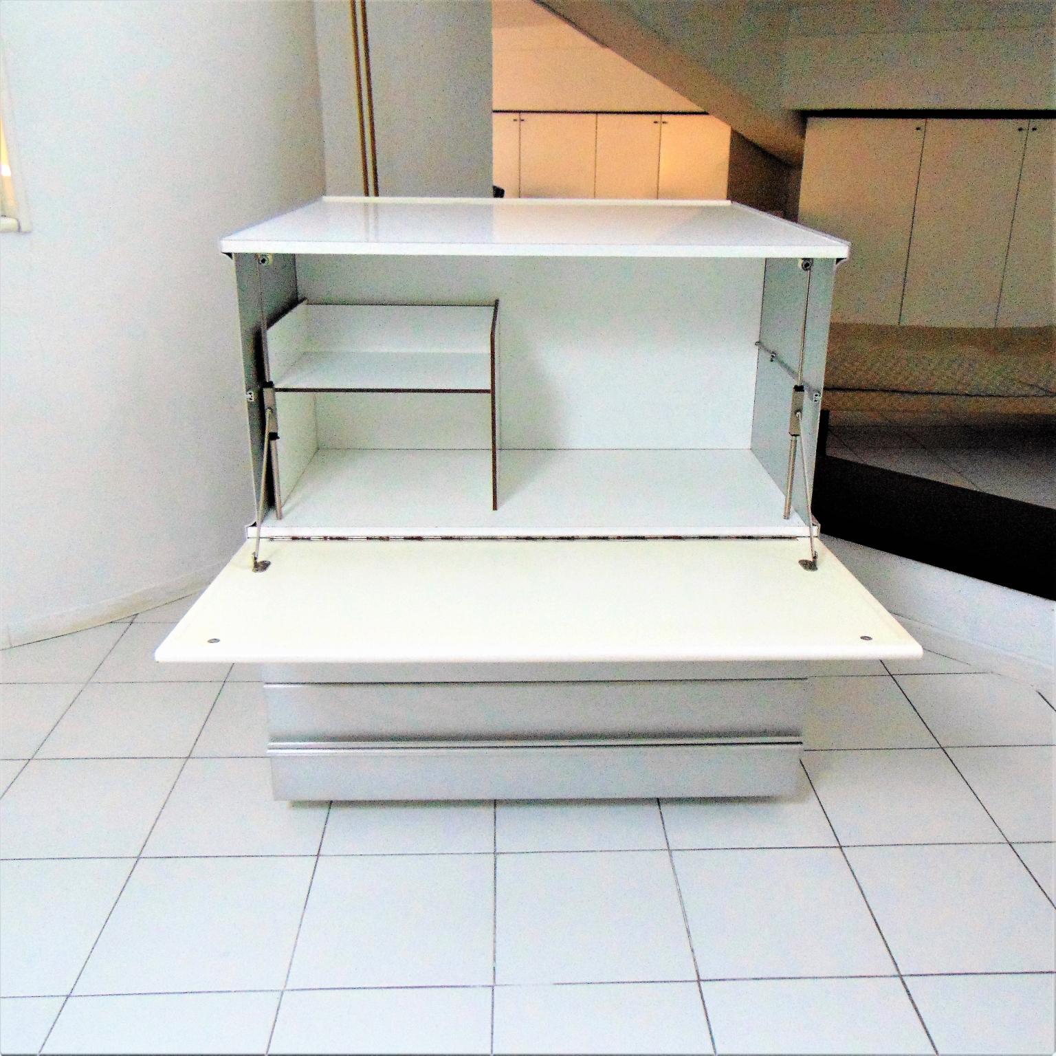 Mueble bar Claudio Salocchi de los años 60, aluminio, lacado blanco para Sormani, Italia en venta 2