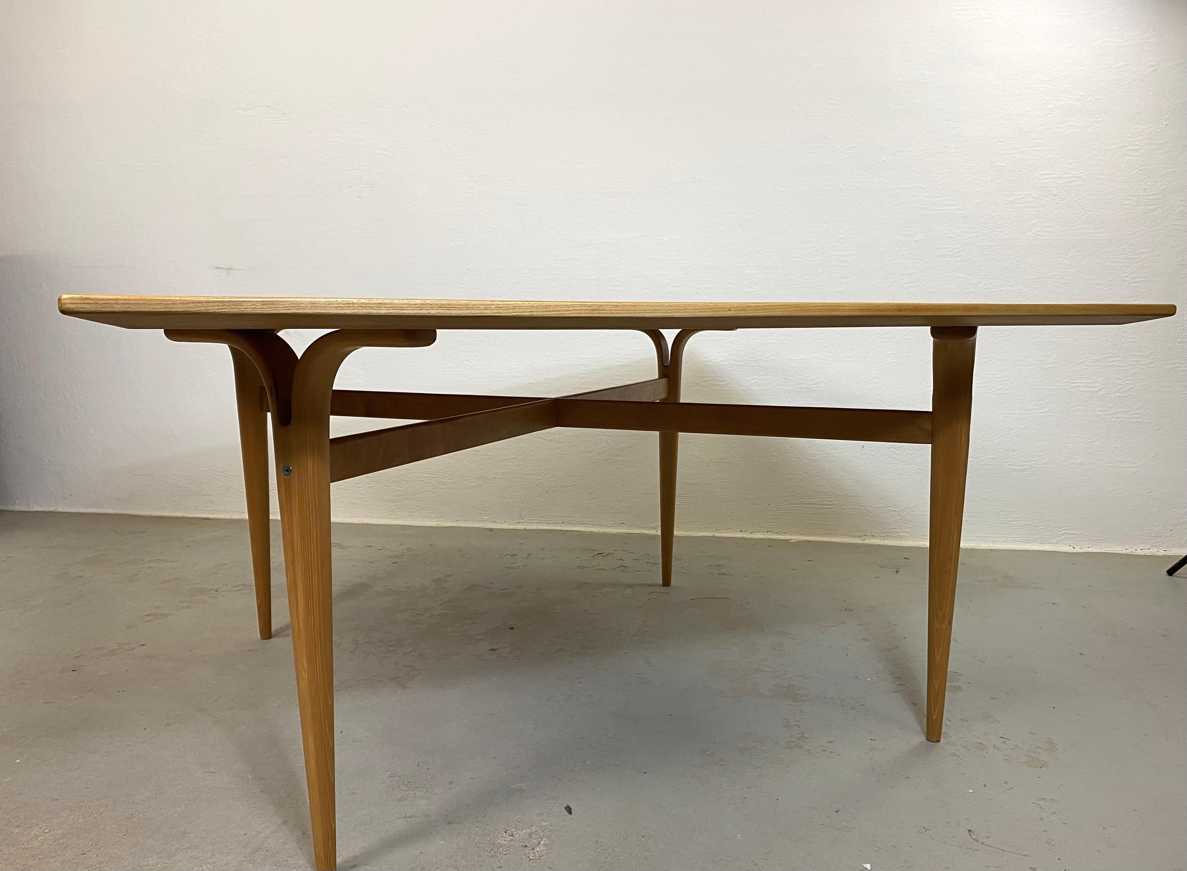 1970er Cleft-Leg Beistelltisch aus Eschenholz von Bruno Mathsson 

Großer Bruno Mathssons quadratischer Tisch mit 