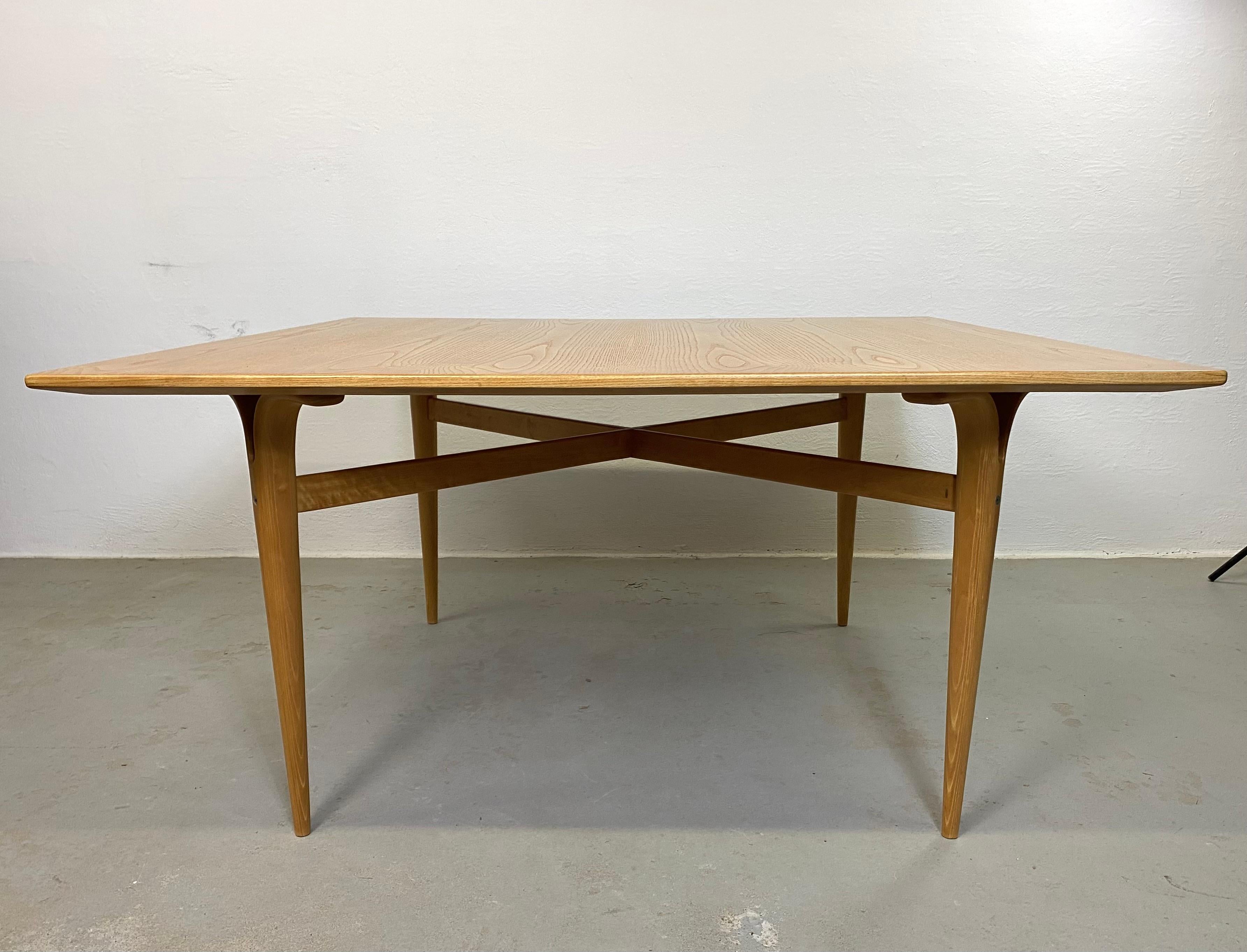 1970er Cleft-Leg Beistelltisch aus Eschenholz von Bruno Mathsson (Skandinavische Moderne) im Angebot