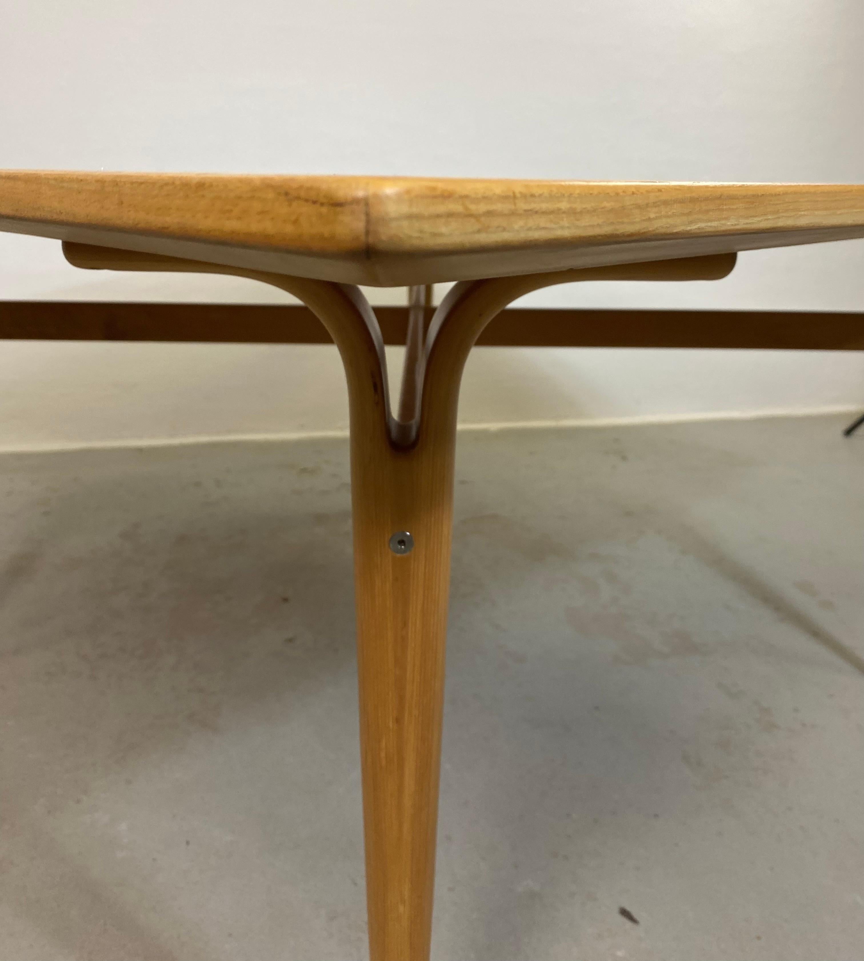 1970er Cleft-Leg Beistelltisch aus Eschenholz von Bruno Mathsson (Ende des 20. Jahrhunderts) im Angebot