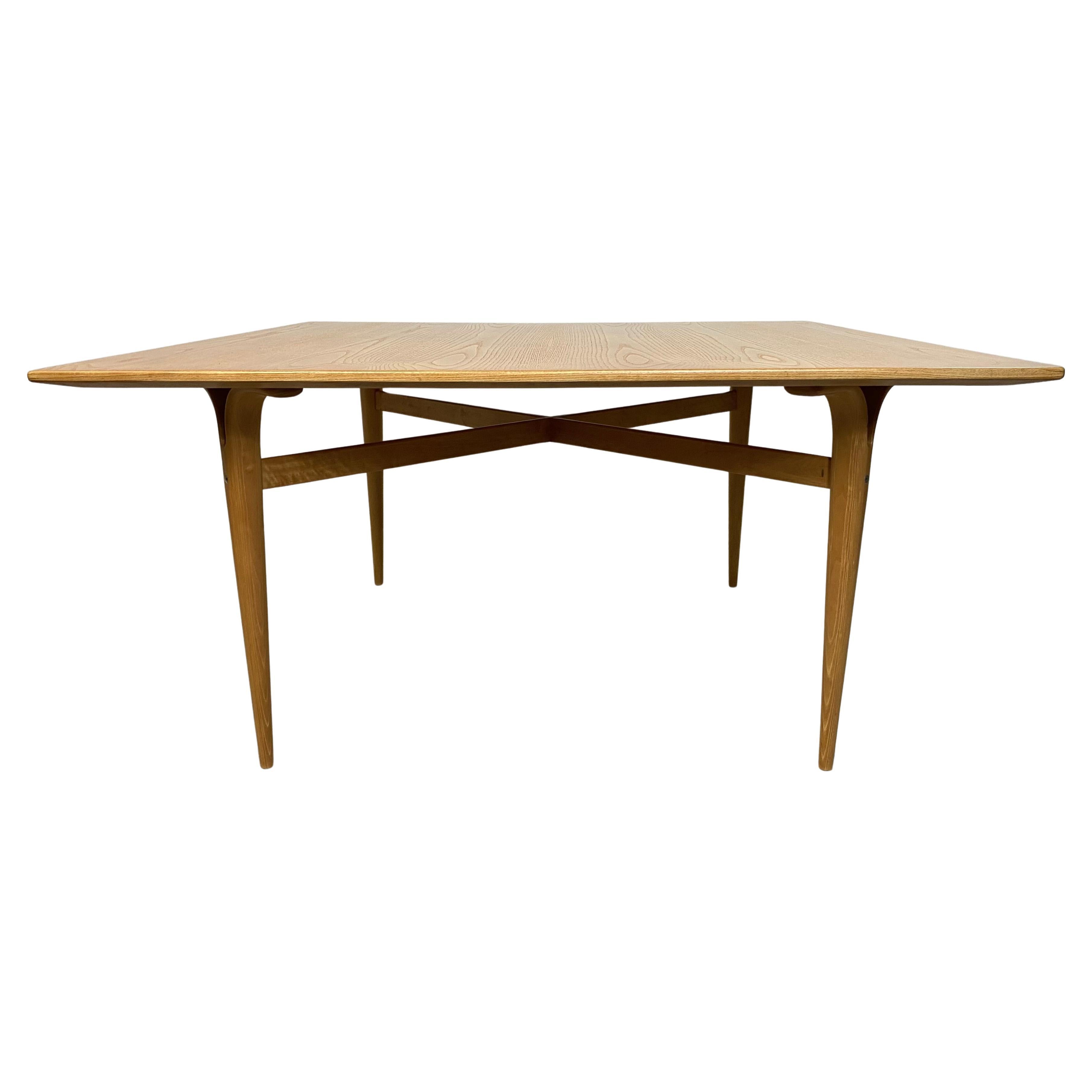 1970er Cleft-Leg Beistelltisch aus Eschenholz von Bruno Mathsson im Angebot