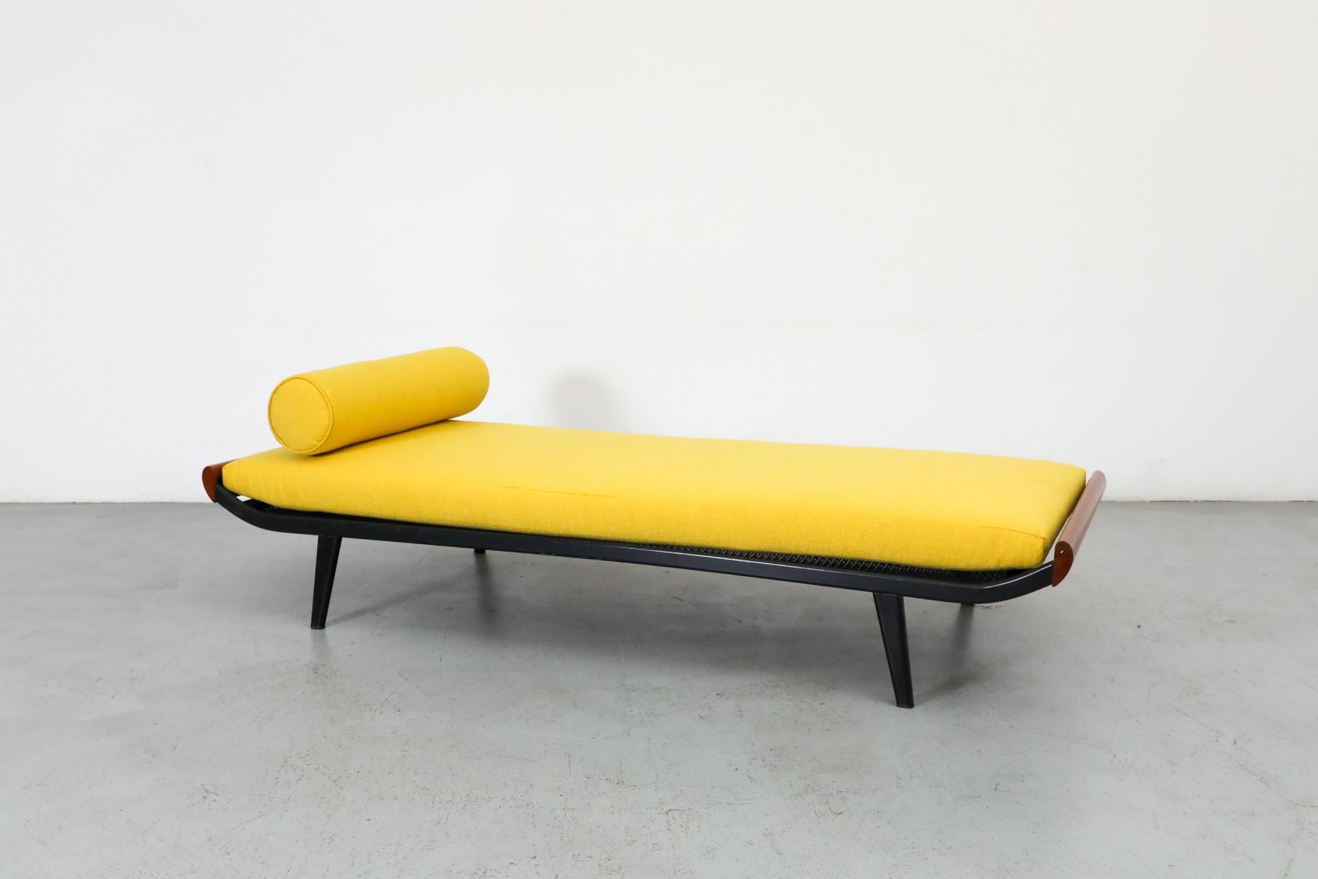Schmales Tagesbett Cleopatra aus der Jahrhundertmitte, 1960, von A.R. Cordemeijer mit gelber Matratze, Teakholzenden und schwarz emailliertem Metallrahmen. Das von Royal Auping hergestellte Schlafsofa Cleopatra wurde 1953 von Cordemeijer entwickelt,