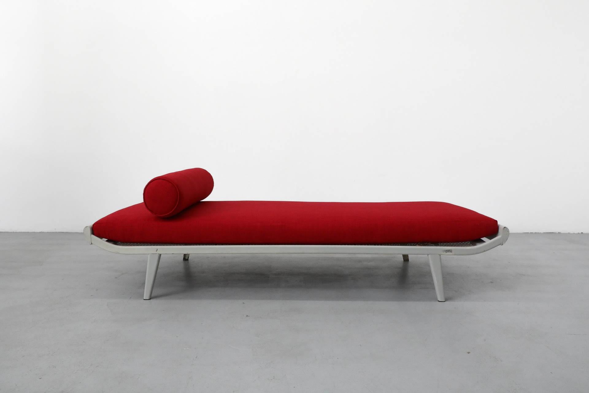 Schmales Tagesbett Cleopatra aus der Jahrhundertmitte, 1960, von A.R. Cordemeijer mit knochenweiß lackierten Holzenden und passendem emailliertem Metallrahmen. Das von Royal Auping hergestellte Schlafsofa Cleopatra wurde 1953 von Cordemeijer