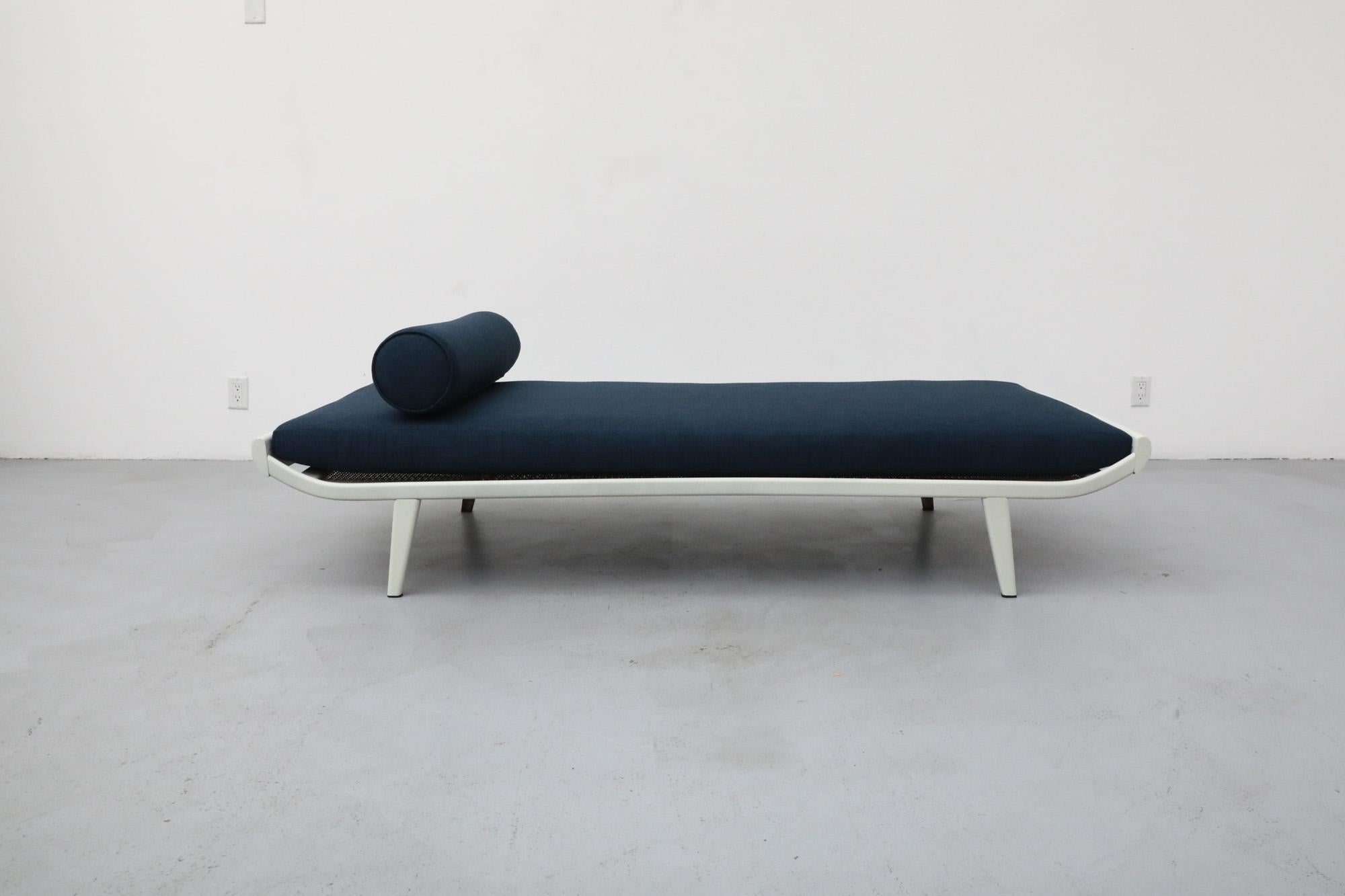 Letto da giorno stretto Cleopatra di A. R. Cordemeyer, metà secolo, anni '60, con estremità in teak verniciato bianco e struttura in metallo smaltato bianco. Viene fornito con materasso e cuscino in tessuto Pauline Sapphire Blue. Prodotto da Royal
