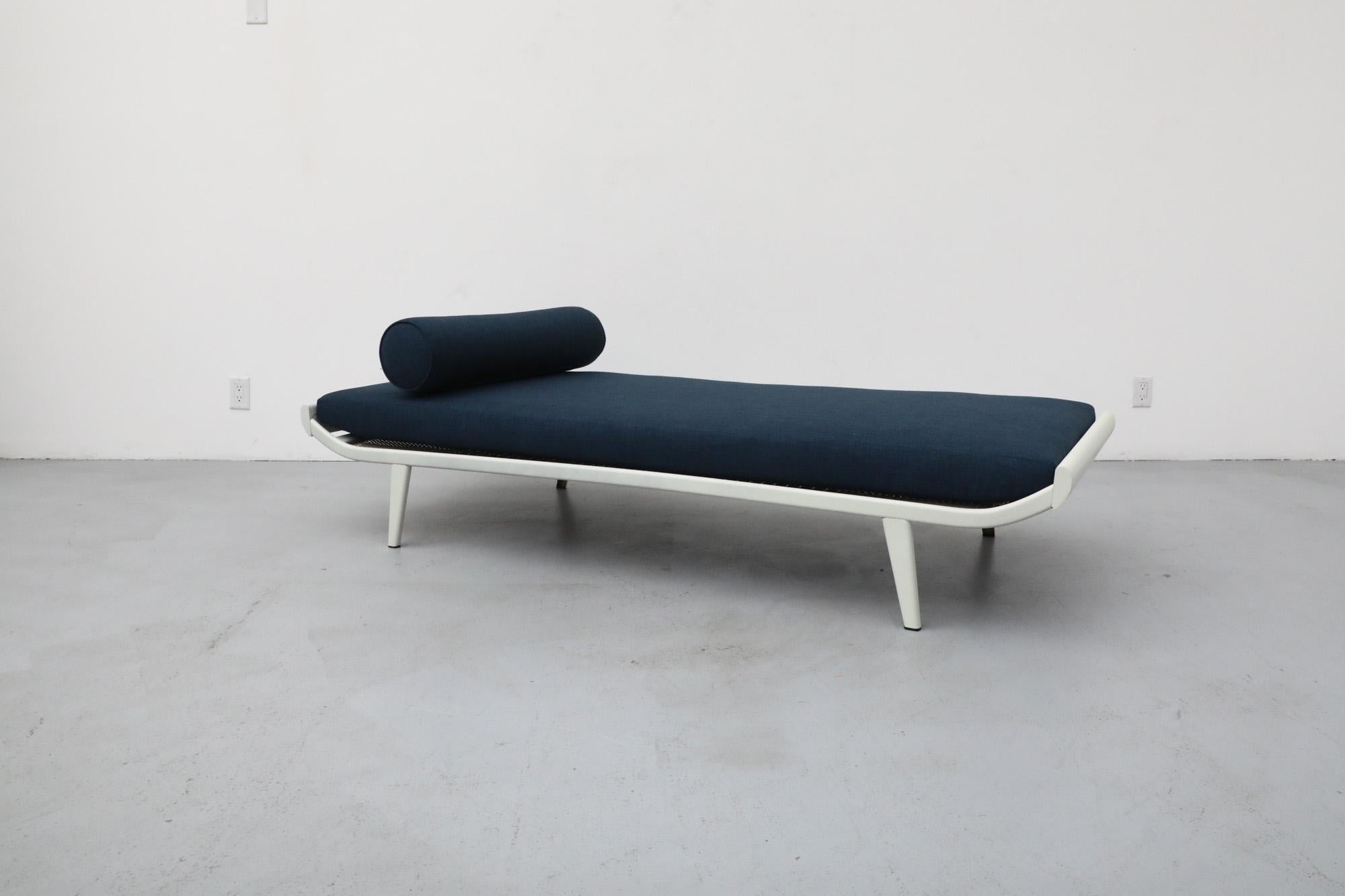 Mid-Century moderno Letto da giorno stretto 