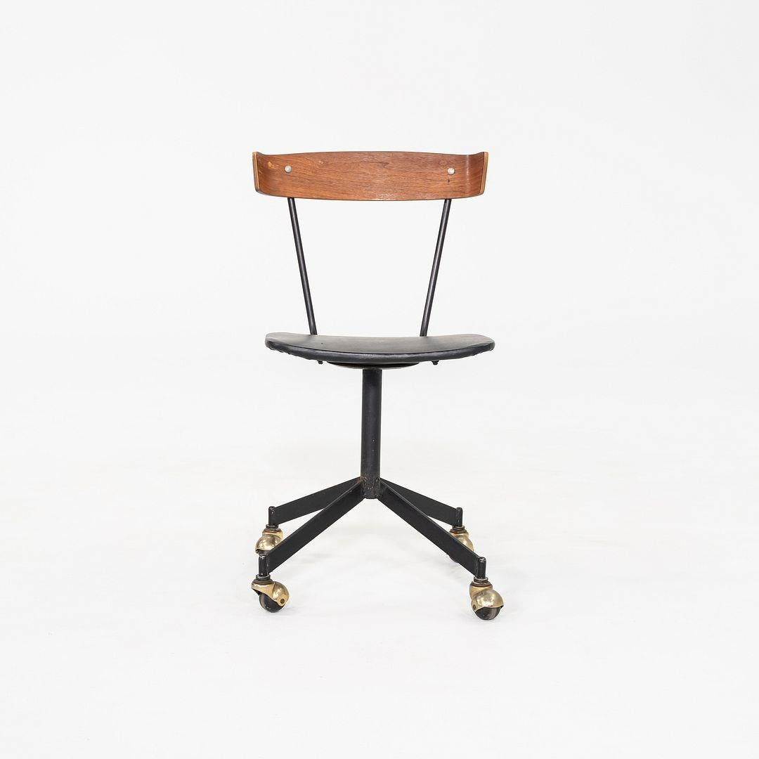 Dies ist ein Rolling Swivel Desk Chair, ursprünglich entworfen von Clifford Pascoe für Modernmasters Inc. im Jahr 1951. Dieses Exemplar wurde von der Lewis Street Metal Company irgendwann in den 1950er Jahren hergestellt. Das Design wurde erstmals