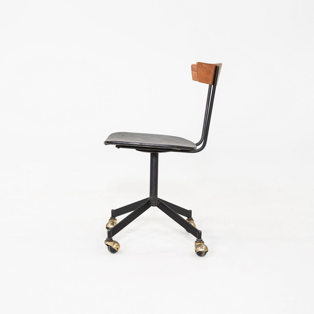 1960er Clifford Pascoe Schreibtischstuhl in Nussbaum von Lewis Street Metal Corp (Moderne) im Angebot