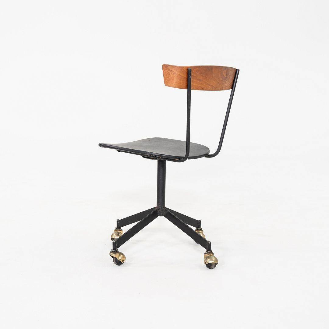 1960er Clifford Pascoe Schreibtischstuhl in Nussbaum von Lewis Street Metal Corp (amerikanisch) im Angebot