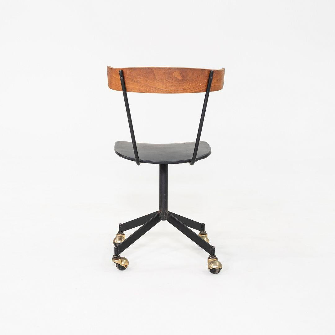 1960er Clifford Pascoe Schreibtischstuhl in Nussbaum von Lewis Street Metal Corp im Zustand „Gut“ im Angebot in Philadelphia, PA