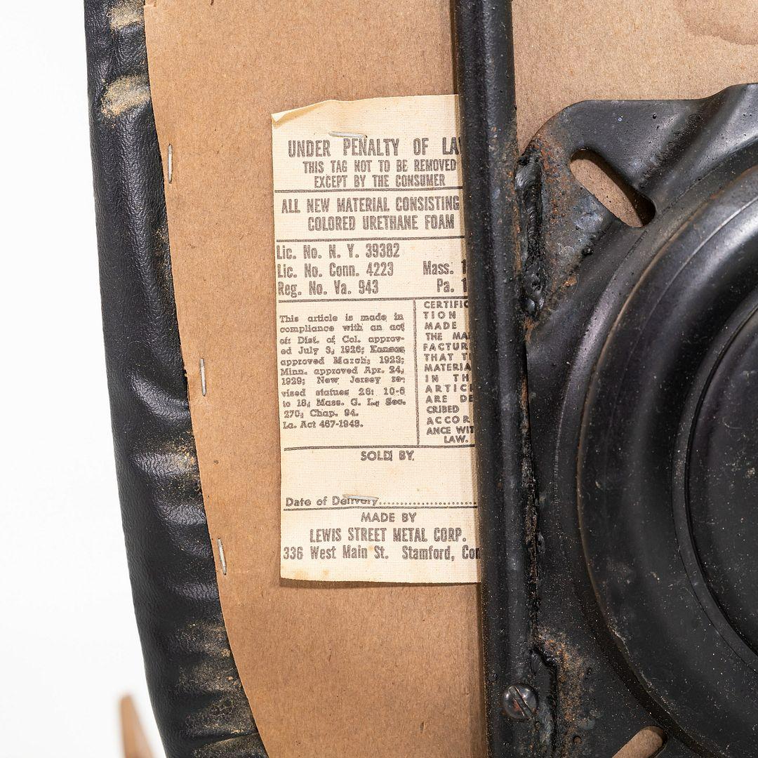 1960er Clifford Pascoe Schreibtischstuhl in Nussbaum von Lewis Street Metal Corp (Mitte des 20. Jahrhunderts) im Angebot