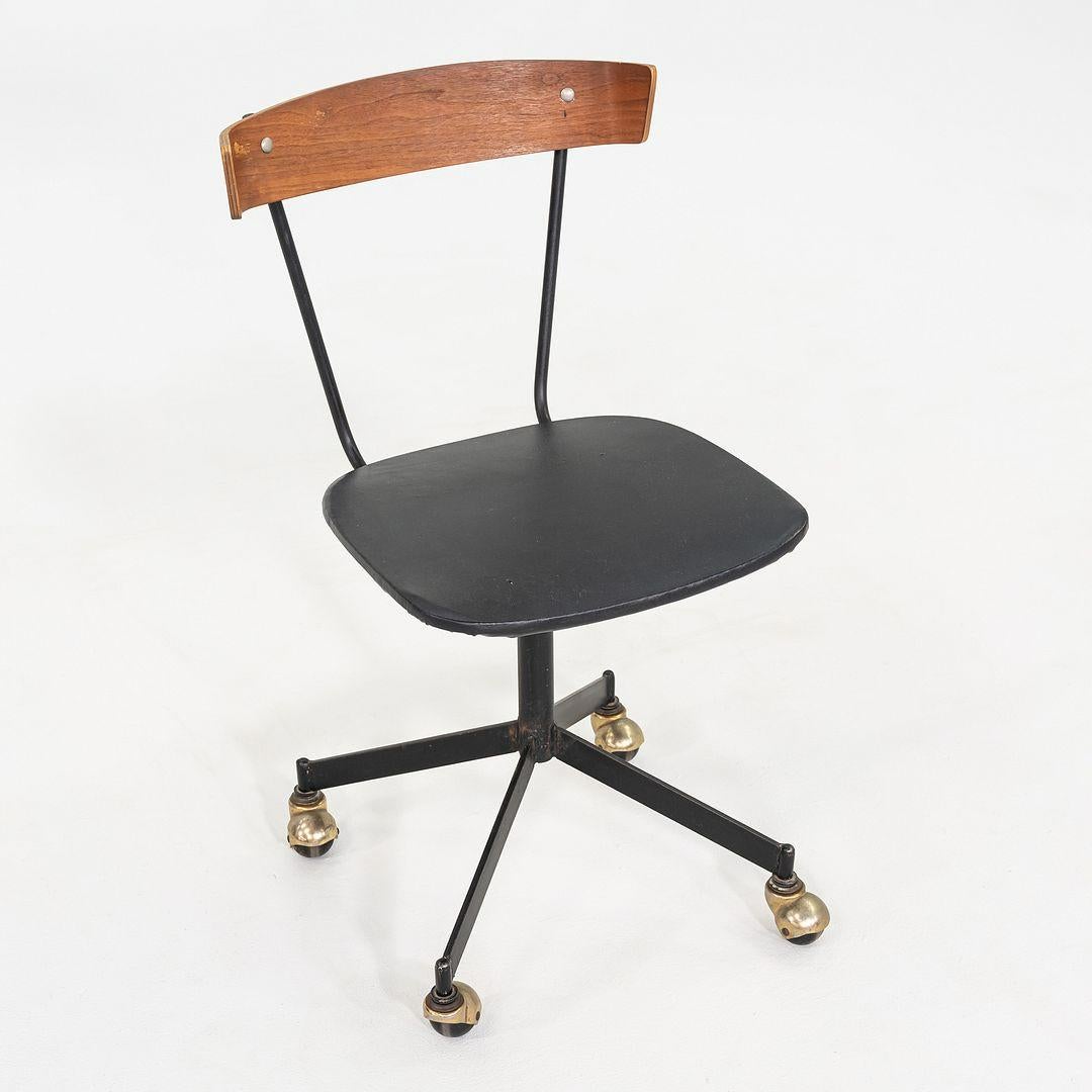 1960er Clifford Pascoe Schreibtischstuhl in Nussbaum von Lewis Street Metal Corp (Eisen) im Angebot