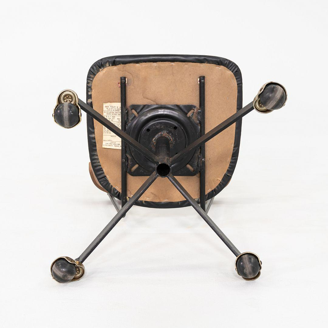 1960er Clifford Pascoe Schreibtischstuhl in Nussbaum von Lewis Street Metal Corp im Angebot 1